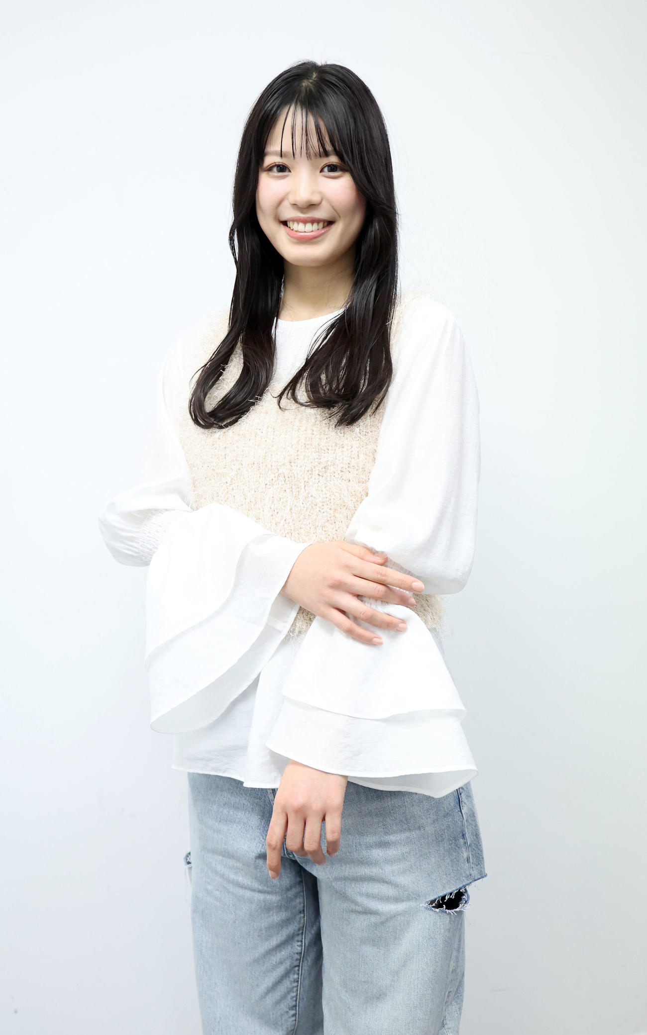 インタビュー後、写真撮影に応じる元ファイターズガールの滝谷美夢（撮影・佐藤翔太）