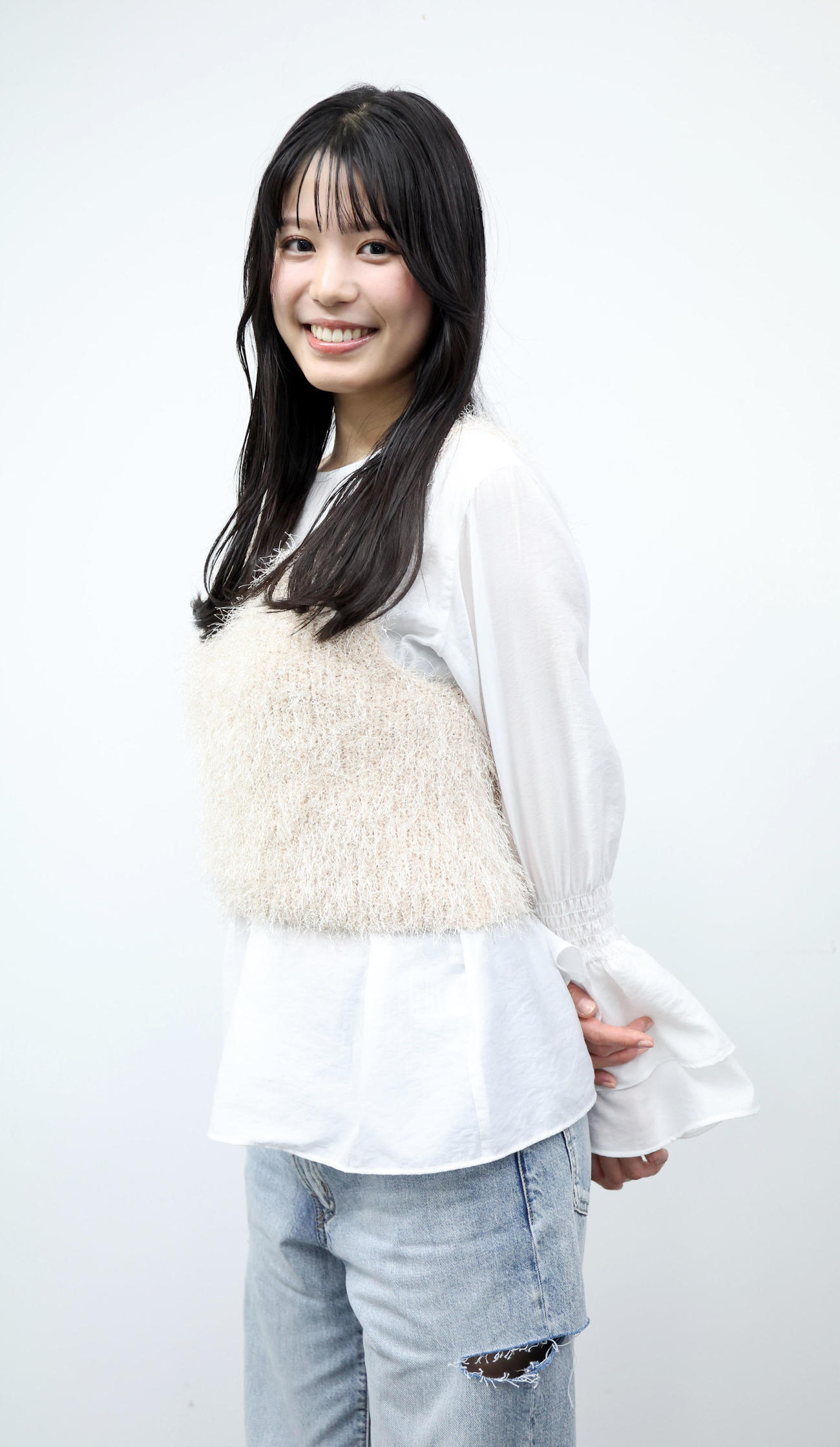 インタビュー後、写真撮影に応じる元ファイターズガールの滝谷美夢（撮影・佐藤翔太）