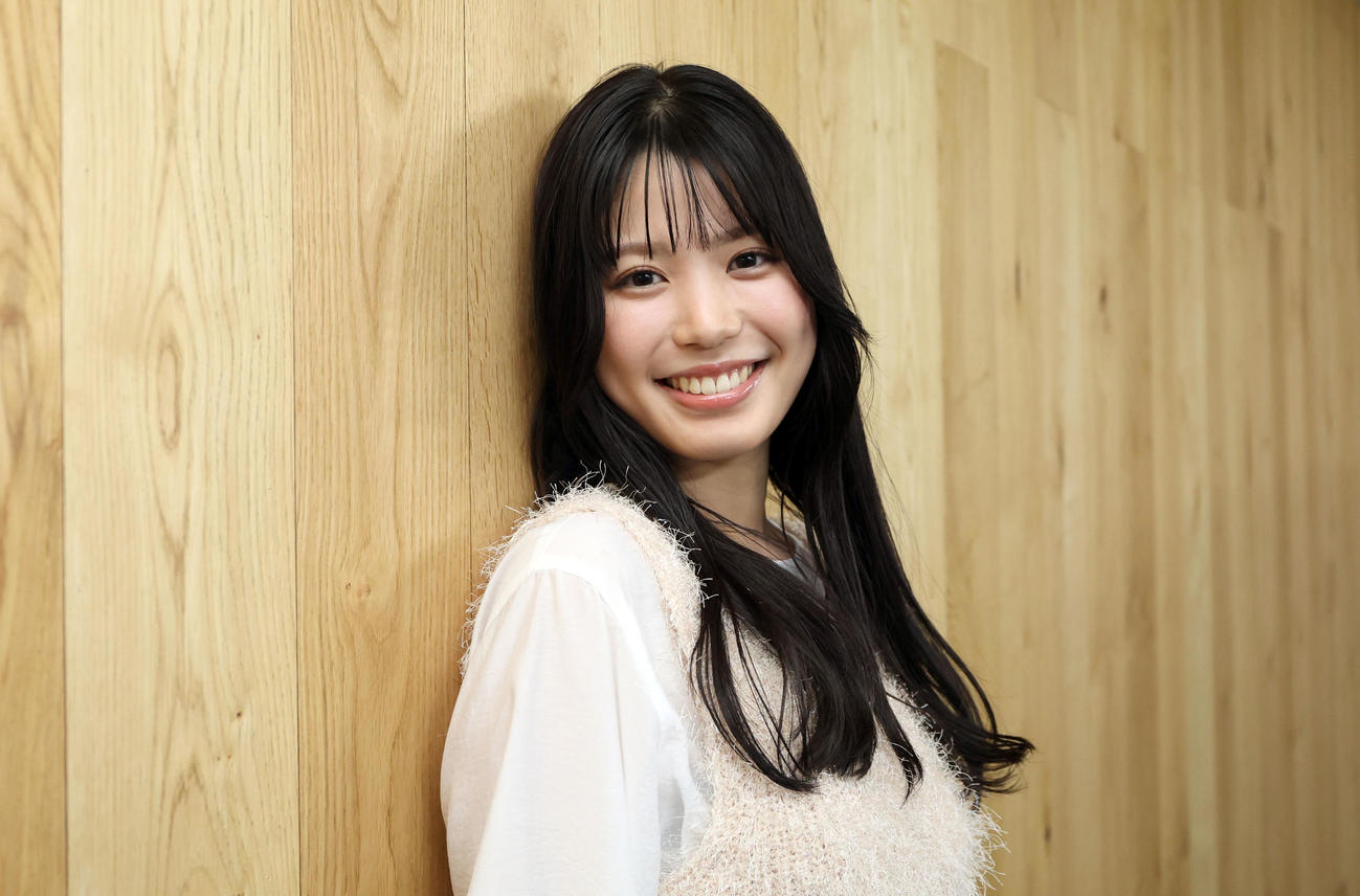 インタビュー後、写真撮影に応じる元ファイターズガールの滝谷美夢（撮影・佐藤翔太）
