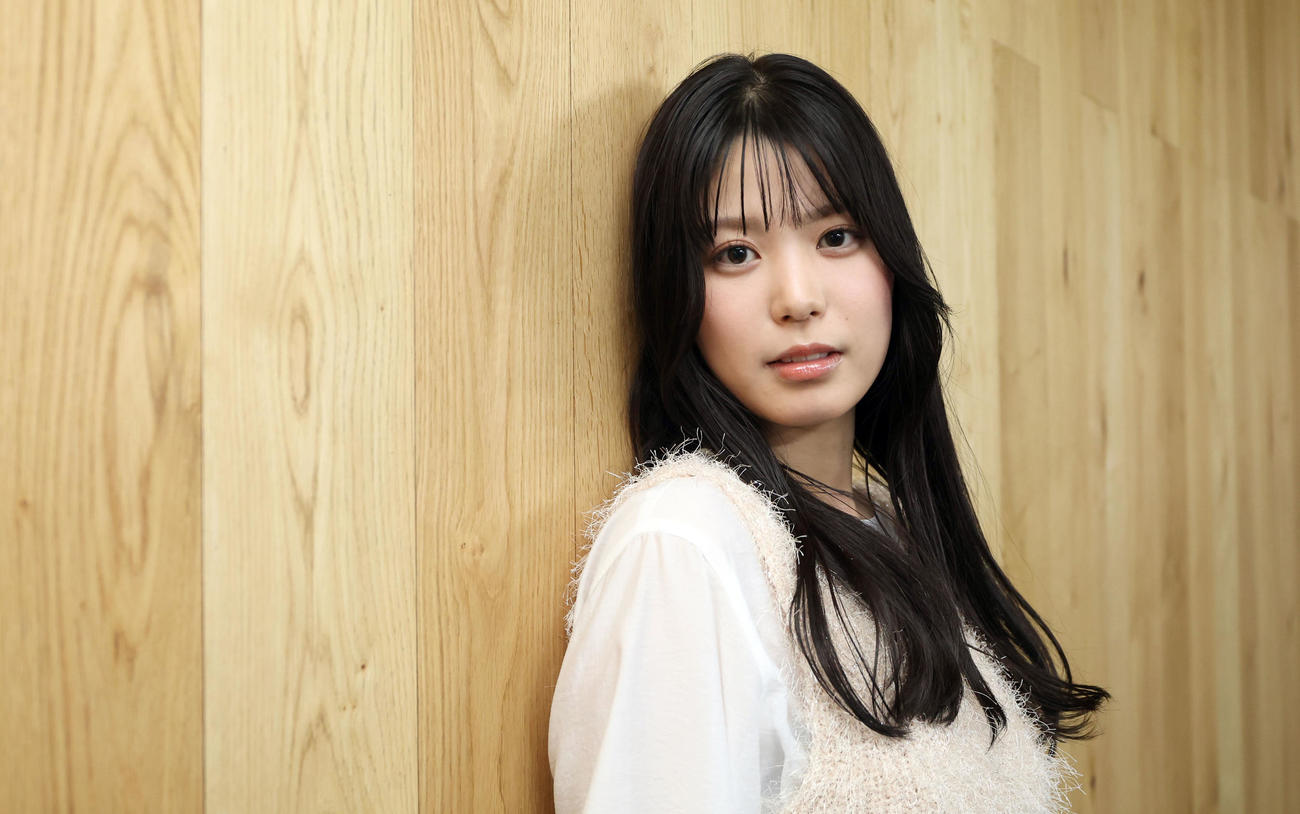 インタビュー後、写真撮影に応じる元ファイターズガールの滝谷美夢（撮影・佐藤翔太）
