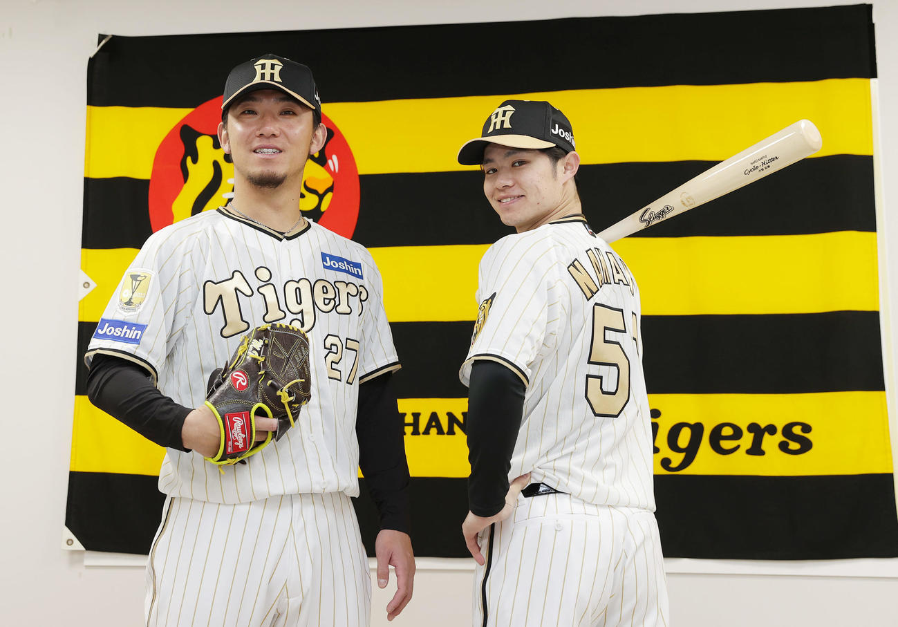 2024「チャンピオンユニホーム」を披露する阪神伊藤将（左）と中野（撮影・前田充）