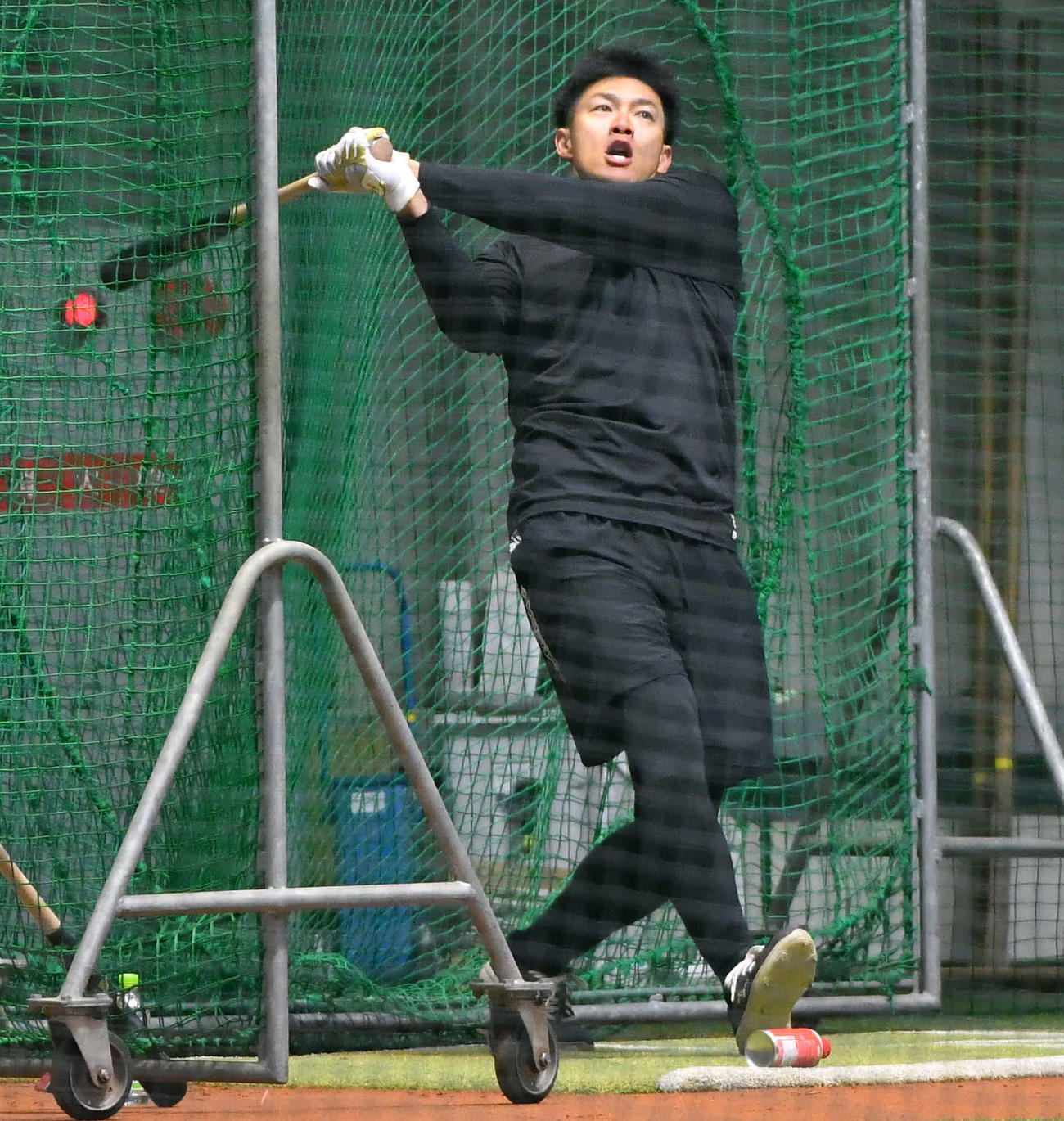 打撃練習を行う柳田（撮影・岩下翔太）