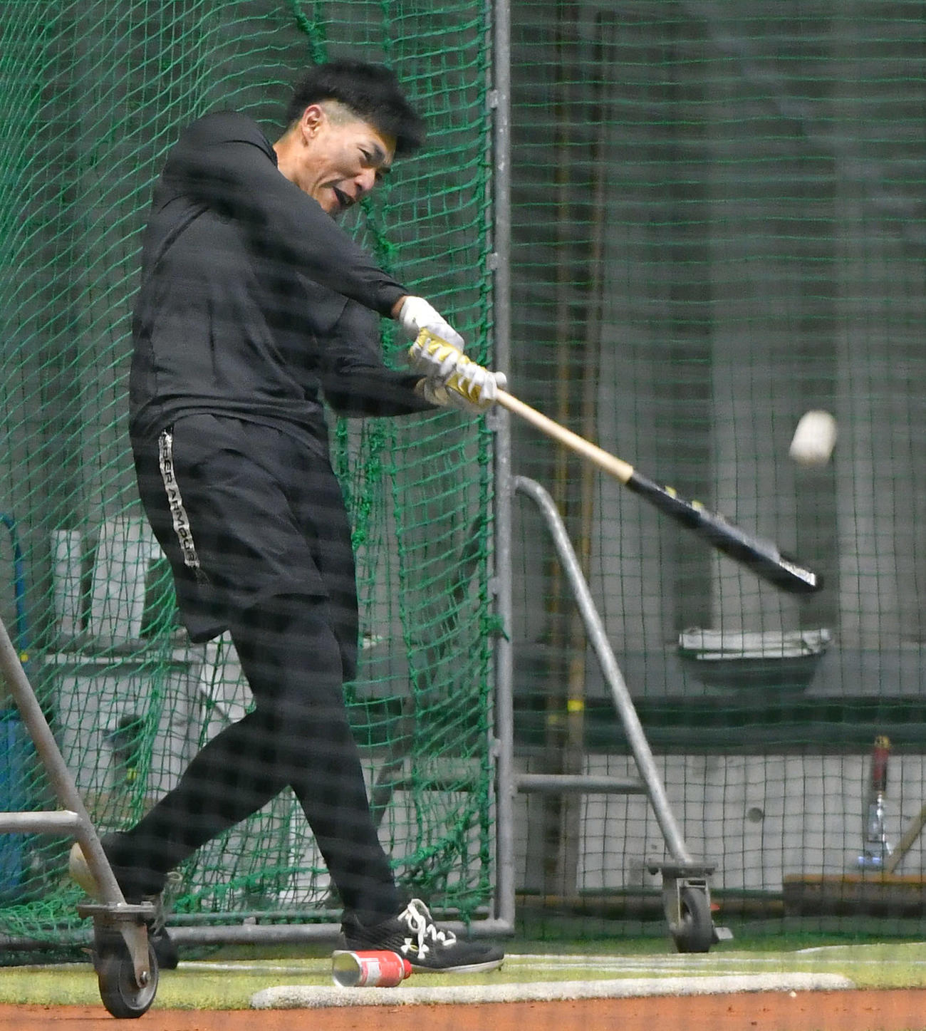 打撃練習を行う柳田（撮影・岩下翔太）