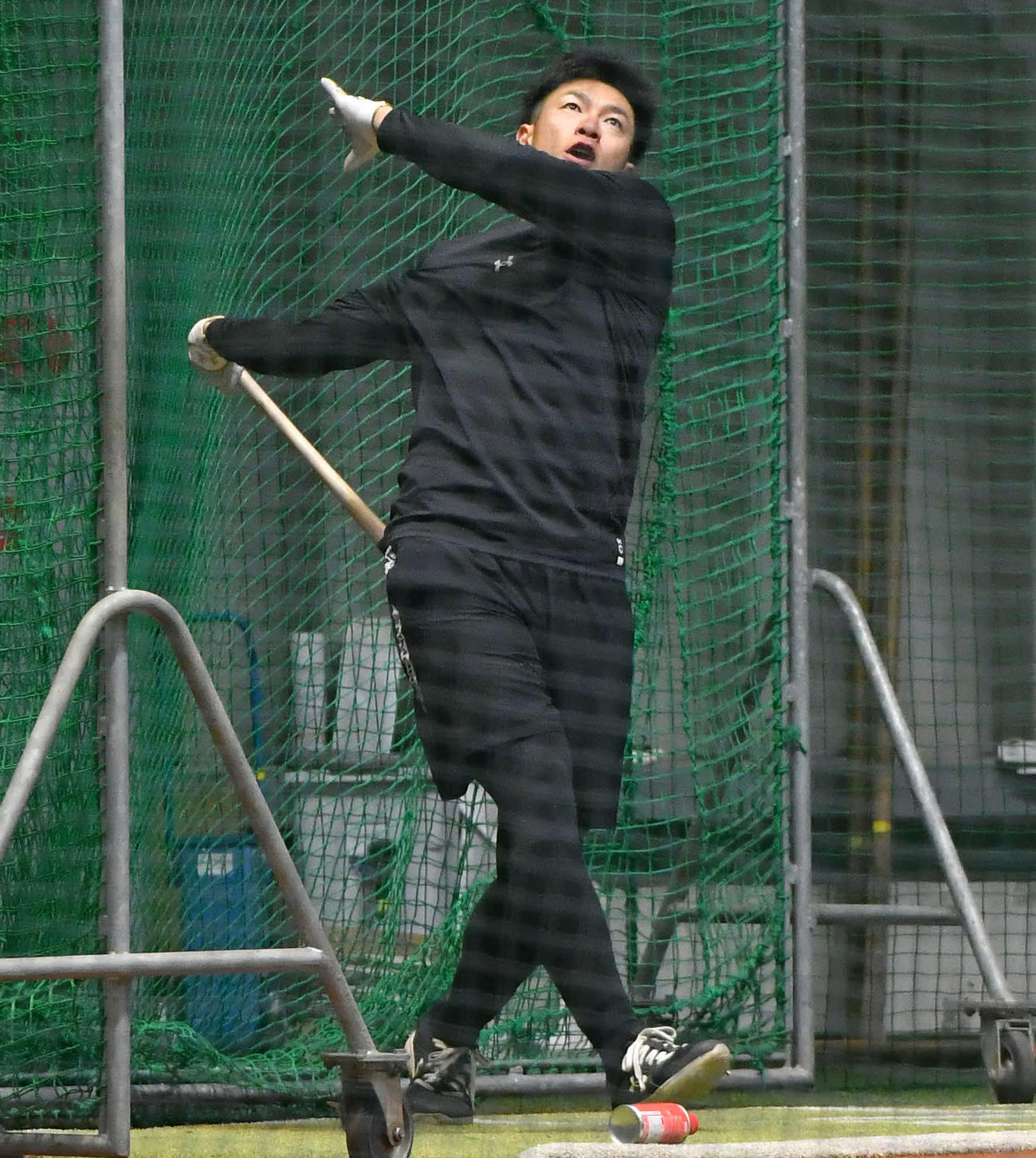 打撃練習を行う柳田（撮影・岩下翔太）