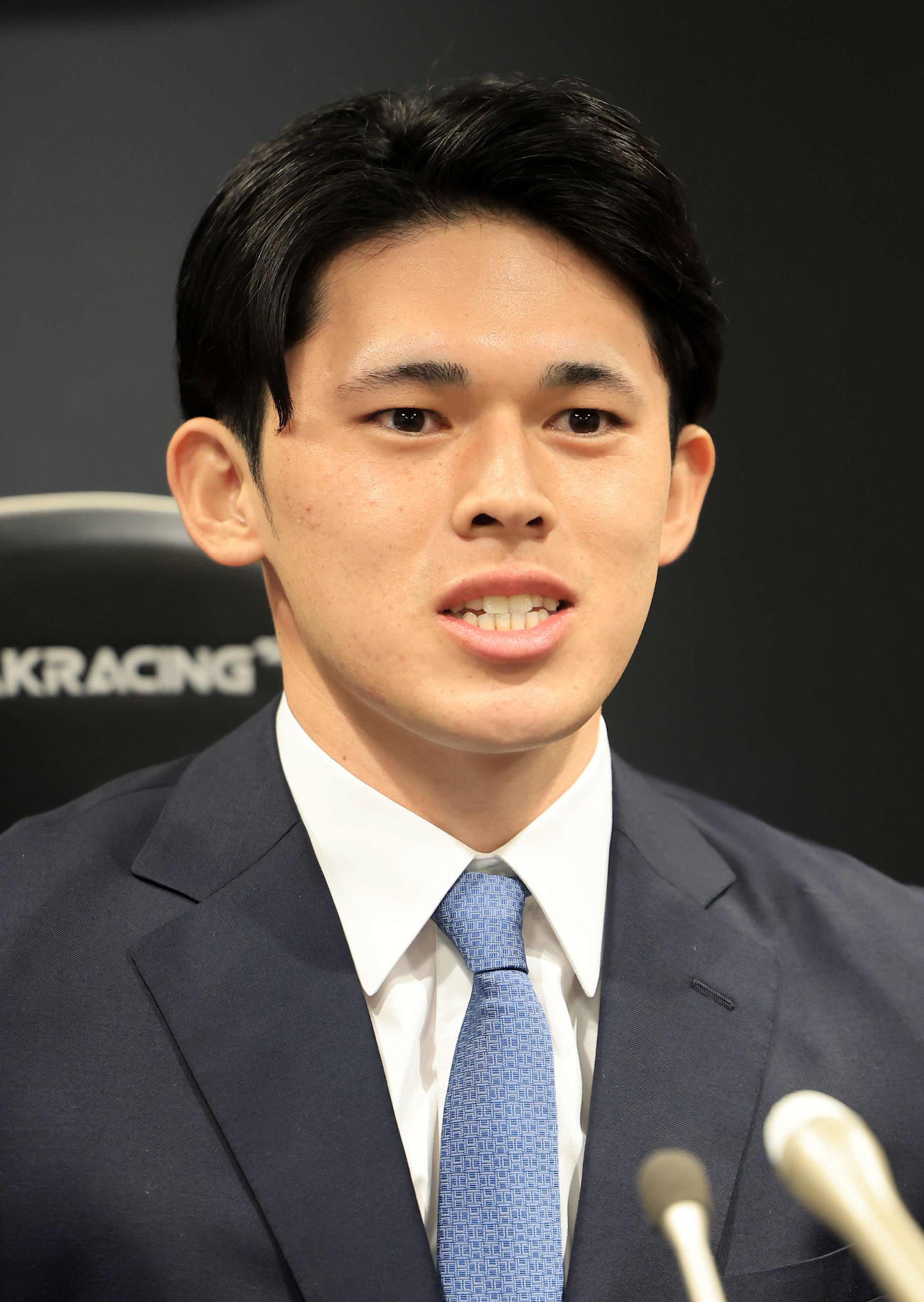 会見に臨むロッテ佐々木（撮影・浅見桂子）
