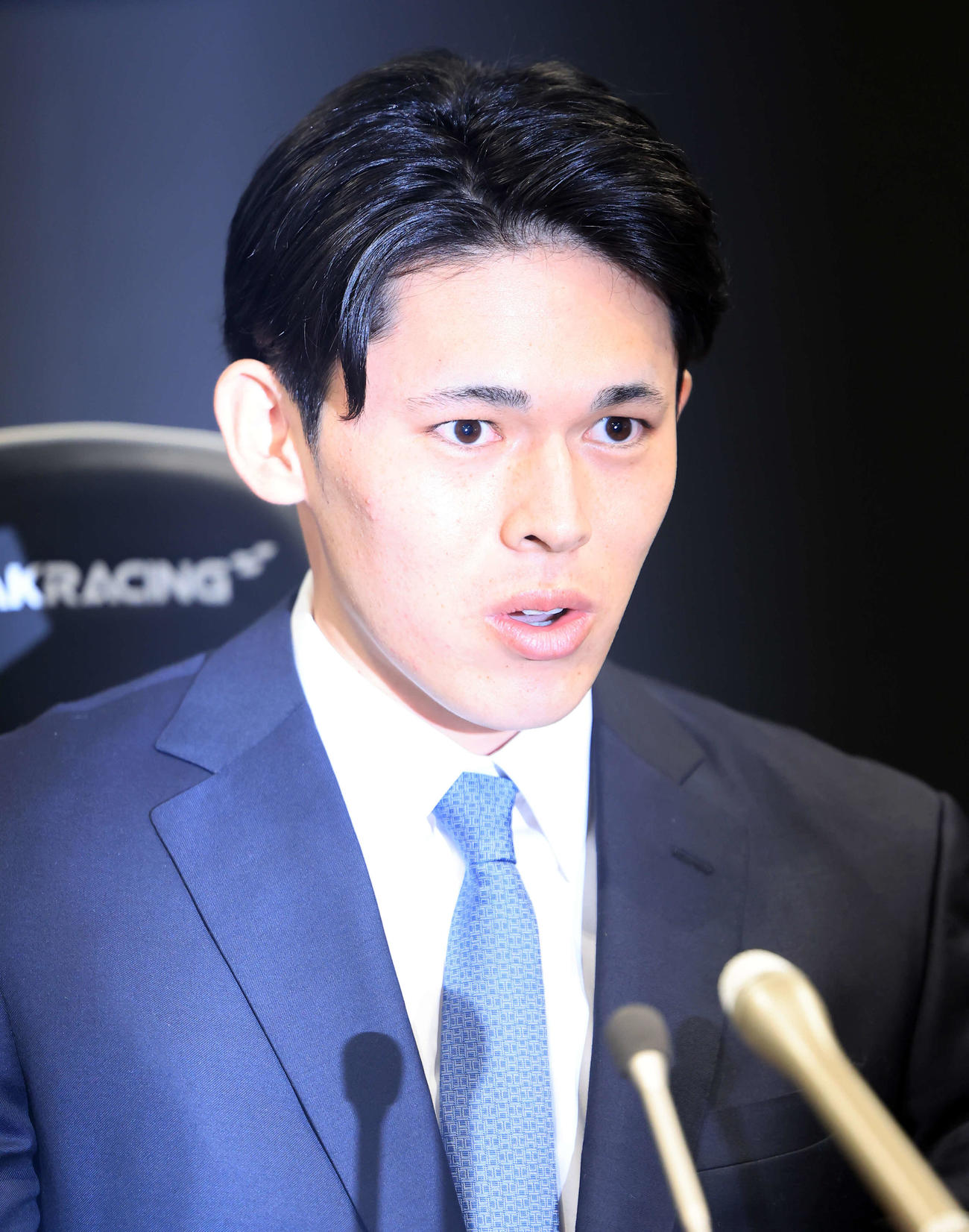 会見に臨むロッテ佐々木（撮影・浅見桂子）
