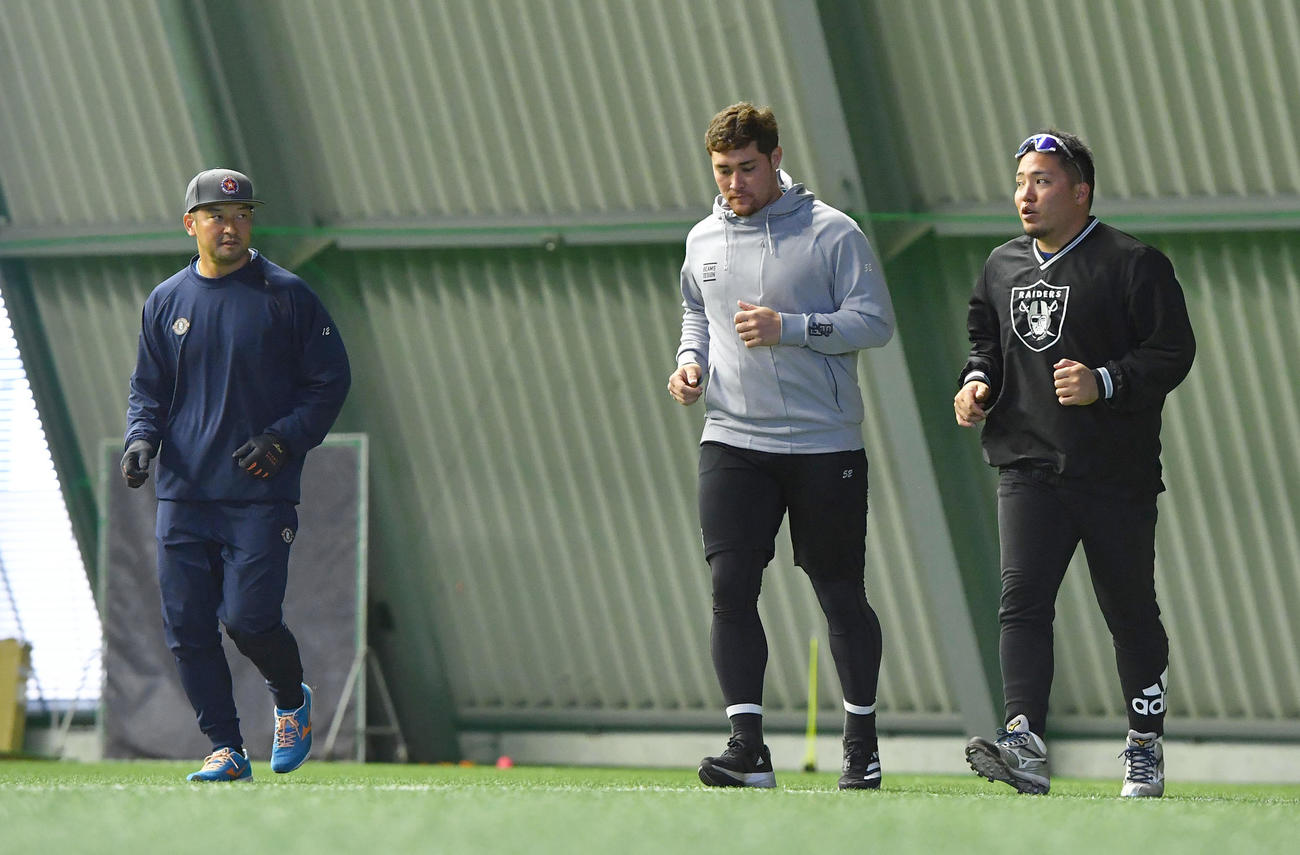 嶺井（左）、リチャード（中央）とともに自主トレを公開した山川（撮影・岩下翔太）
