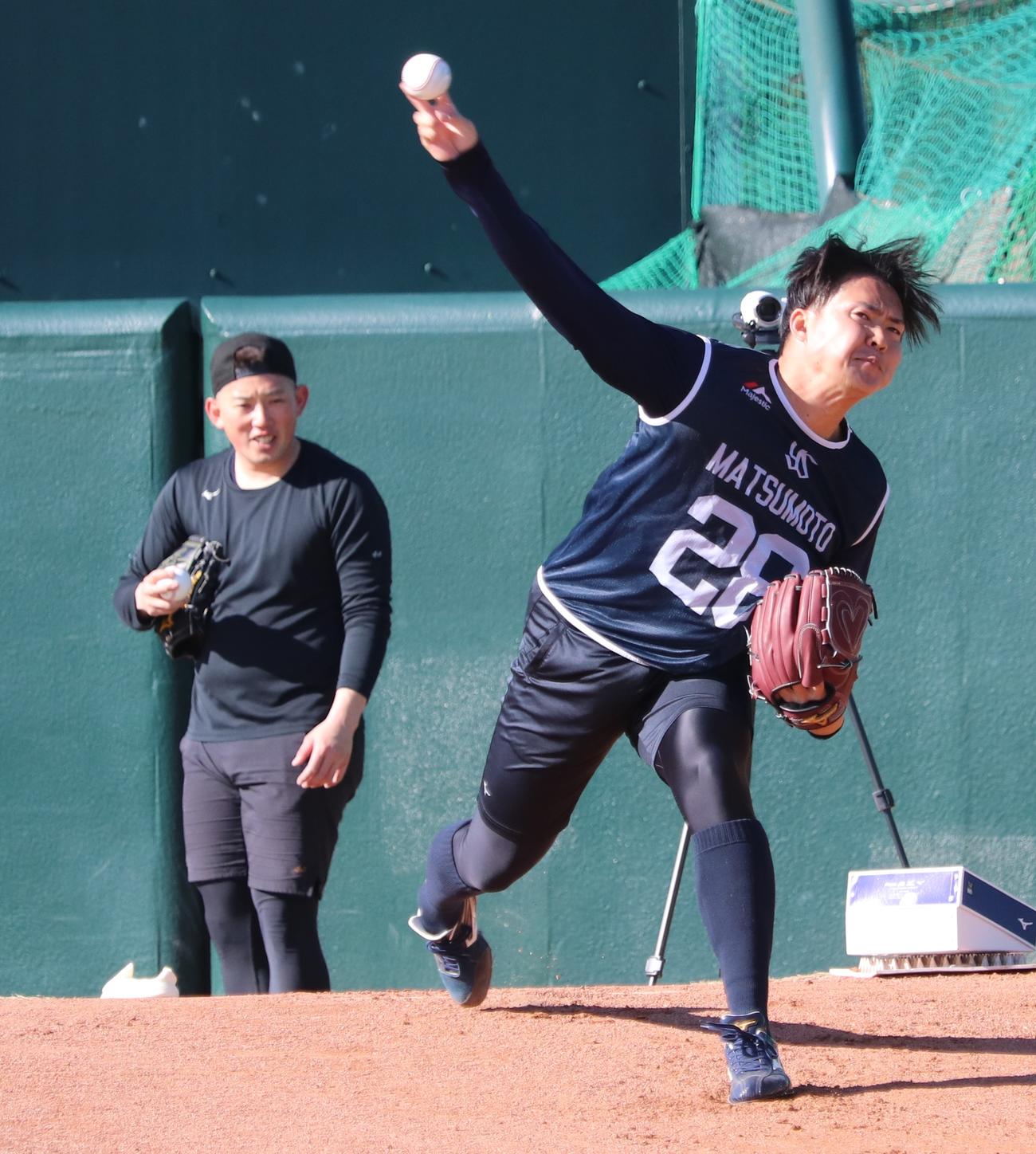 ブルペンで投げるヤクルト松本健吾（右）。左は大西（撮影・古川真弥）