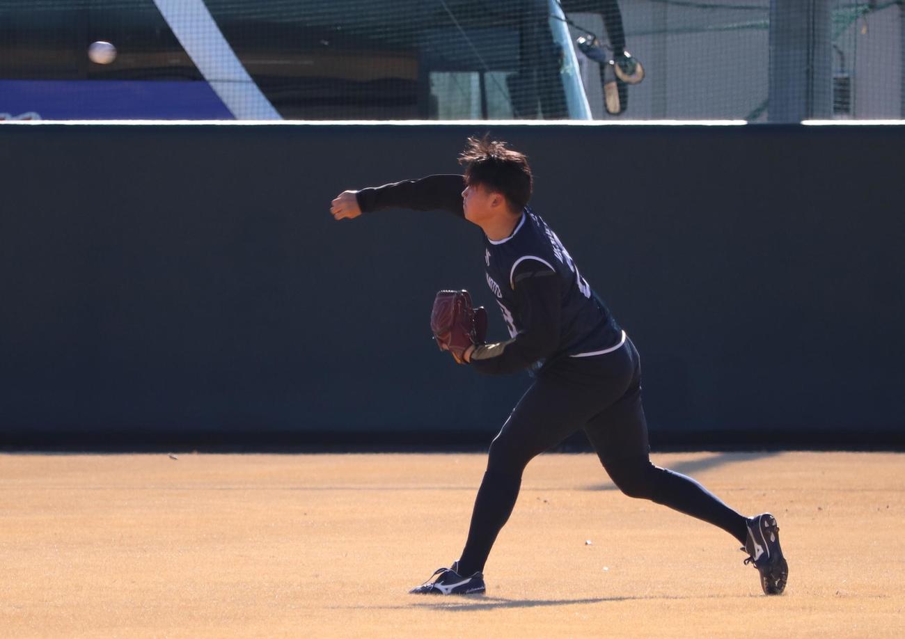 キャッチボールを行うヤクルト松本健吾（撮影・古川真弥）