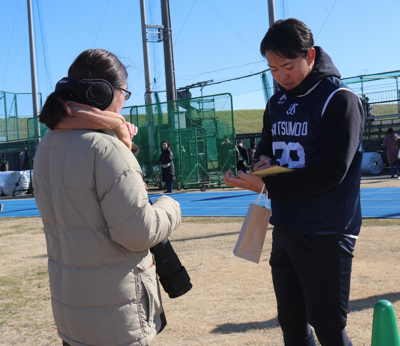 練習後、ファンにサインするヤクルト松本健吾（撮影・古川真弥）