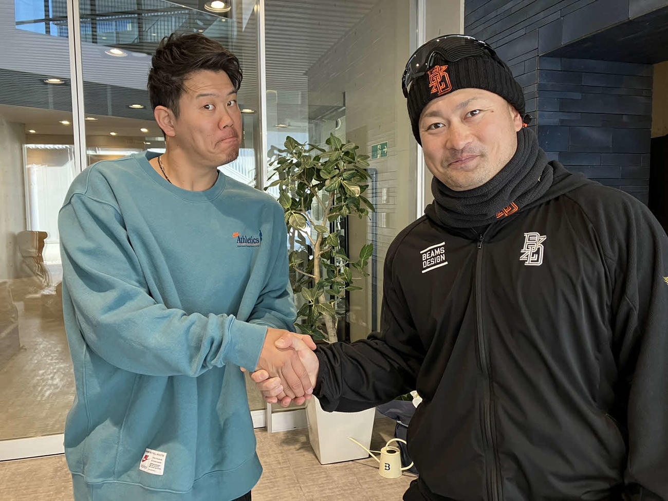 横須賀市の球団施設「DOCK」で初対面したDeNA上茶谷（左）と森唯（球団提供）