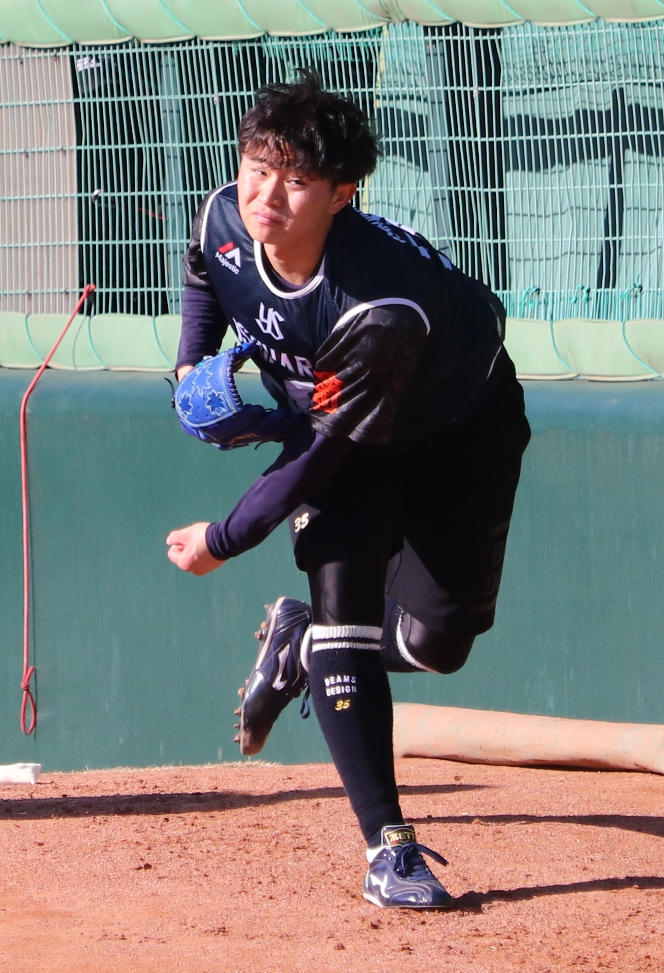 ブルペンで投げるヤクルト石原（撮影・古川真弥）
