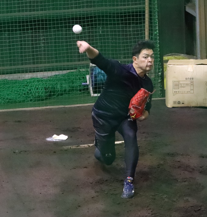 ブルペンで投球練習する日本ハム黒木（撮影・永野高輔）