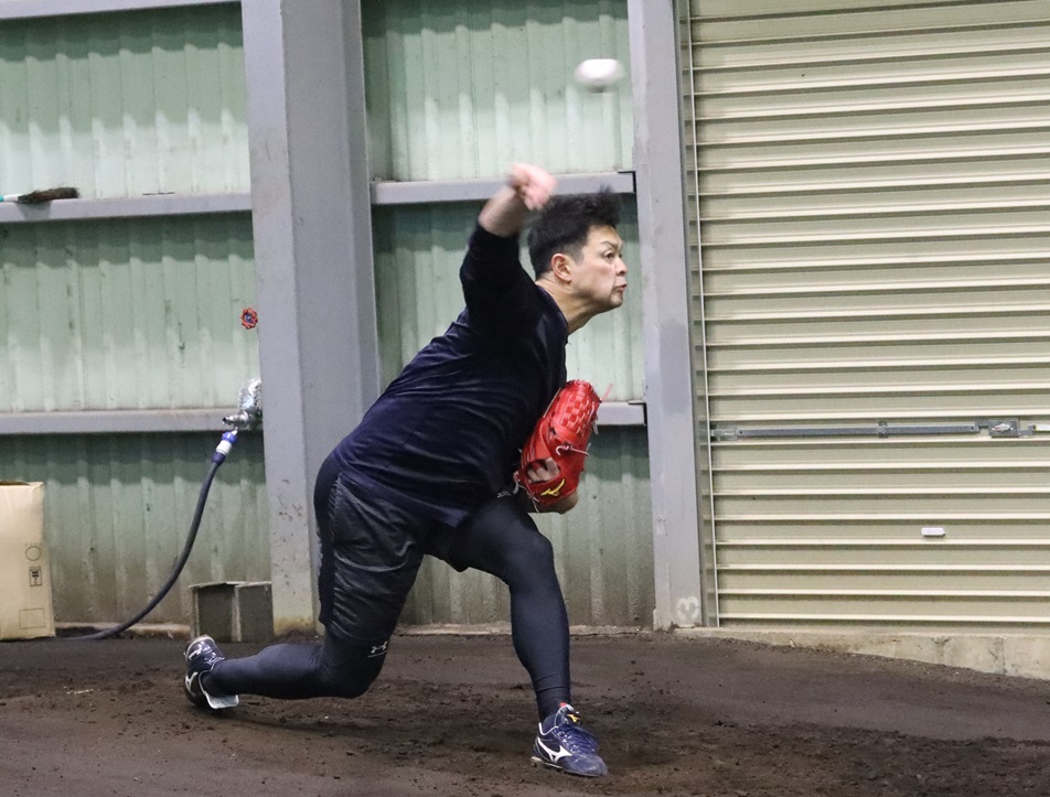 ブルペンで投球練習する日本ハム黒木（撮影・永野高輔）