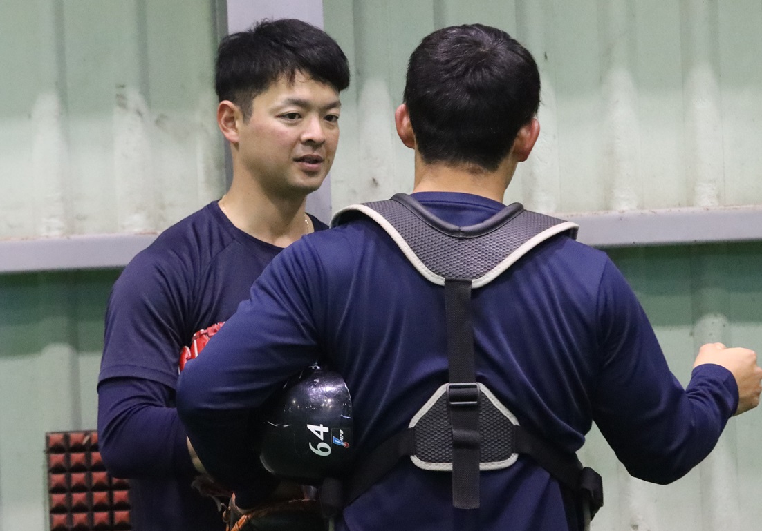 投球練習後、スタッフと話をする日本ハム黒木（左）（撮影・永野高輔）