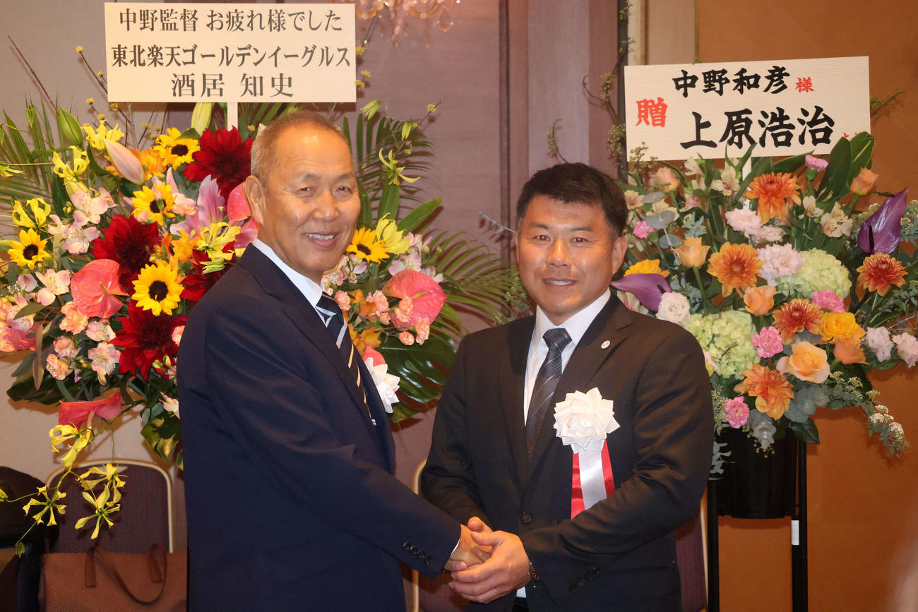 大体大の松平一彦新監督（右）と握手を交わす中野和彦前監督（撮影・古財稜明）