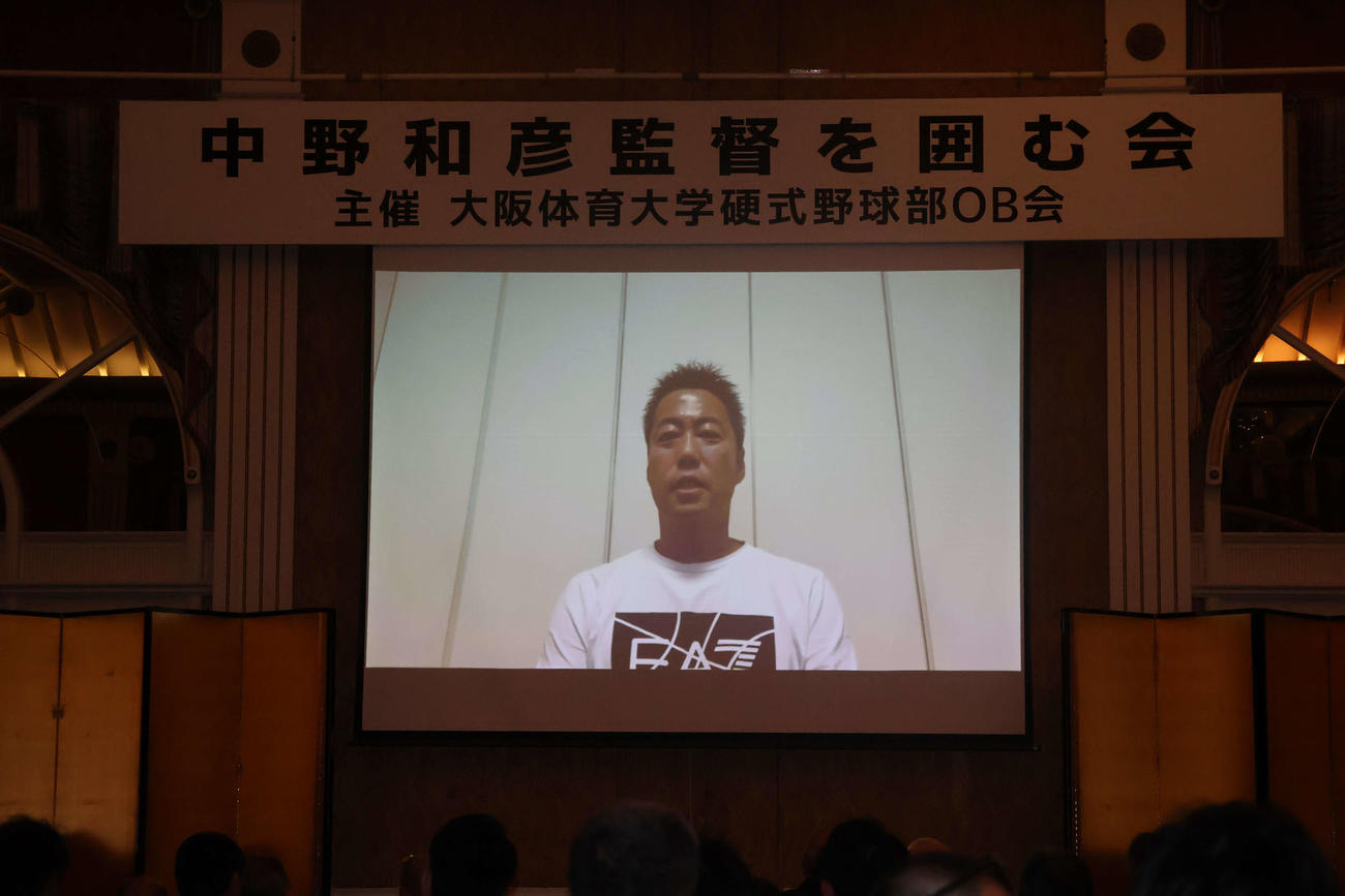 大体大の中野和彦前監督にビデオメッセージで感謝を伝えるOBの上原浩治氏（撮影・古財稜明）