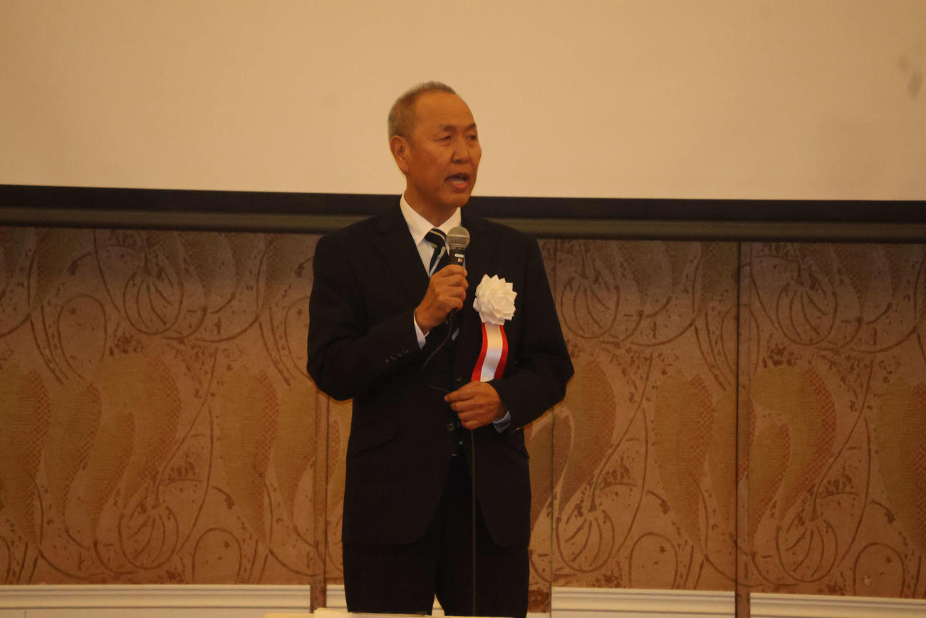 壇上であいさつを行う大体大の中野和彦前監督（撮影・古財稜明）