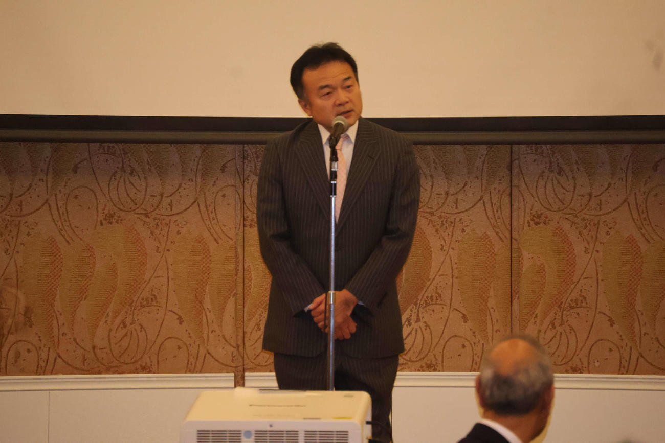 壇上であいさつを行う日刊スポーツの寺尾博和編集委員（撮影・古財稜明）