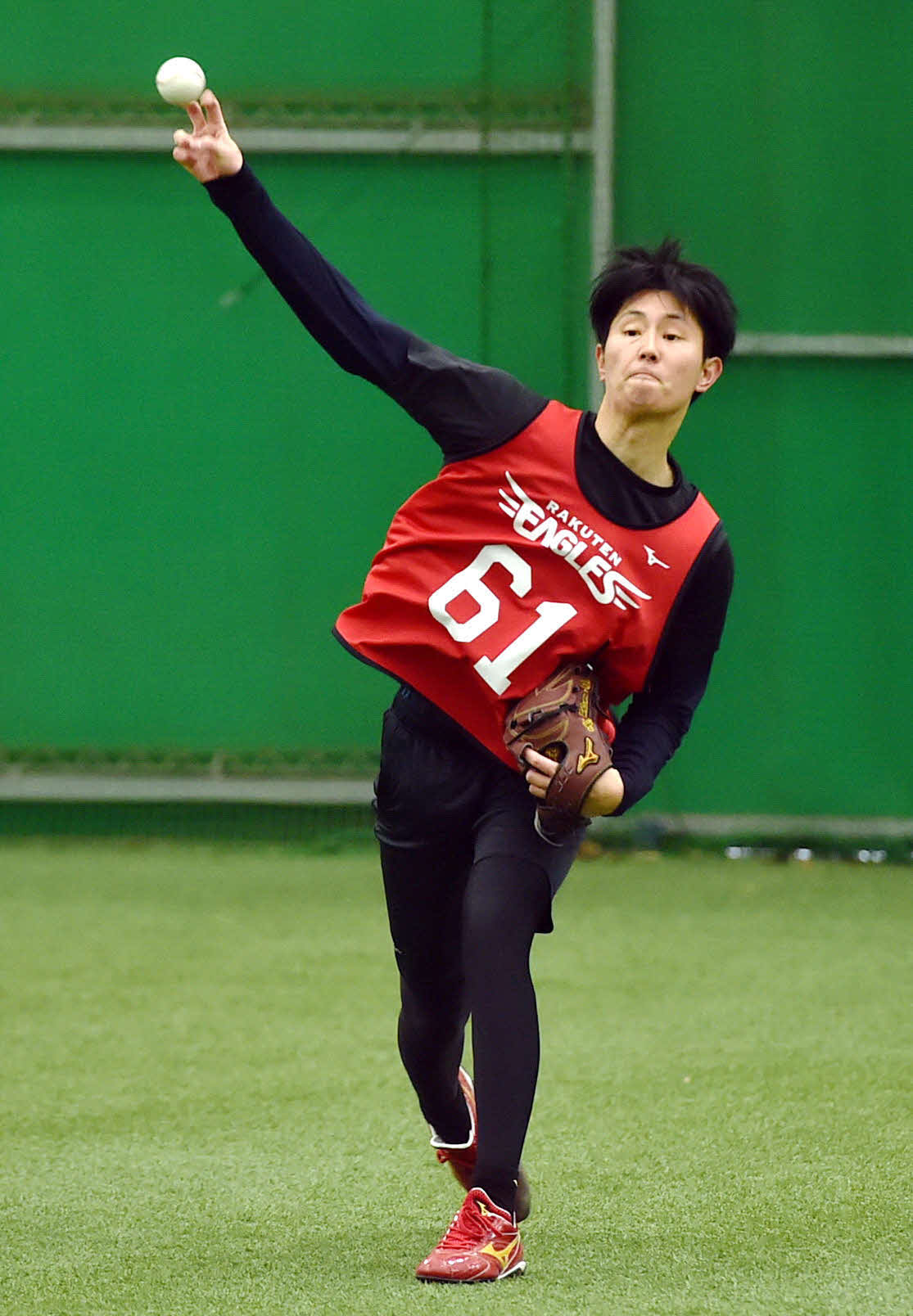 キャッチボールで調整する楽天松田（撮影・相沢孔志）