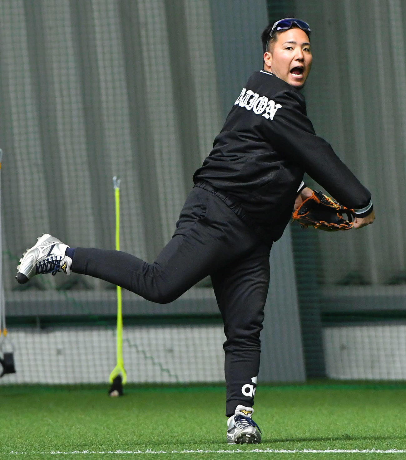 キャッチボールを行うソフトバンク山川（撮影・岩下翔太）