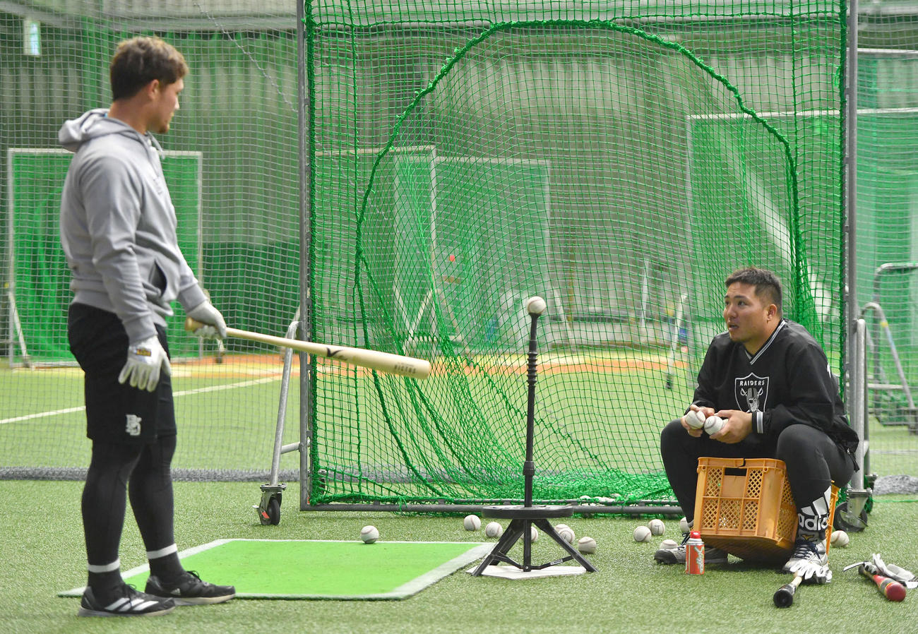 ティー打撃の合間にリチャード（左）と話す山川（撮影・岩下翔太）
