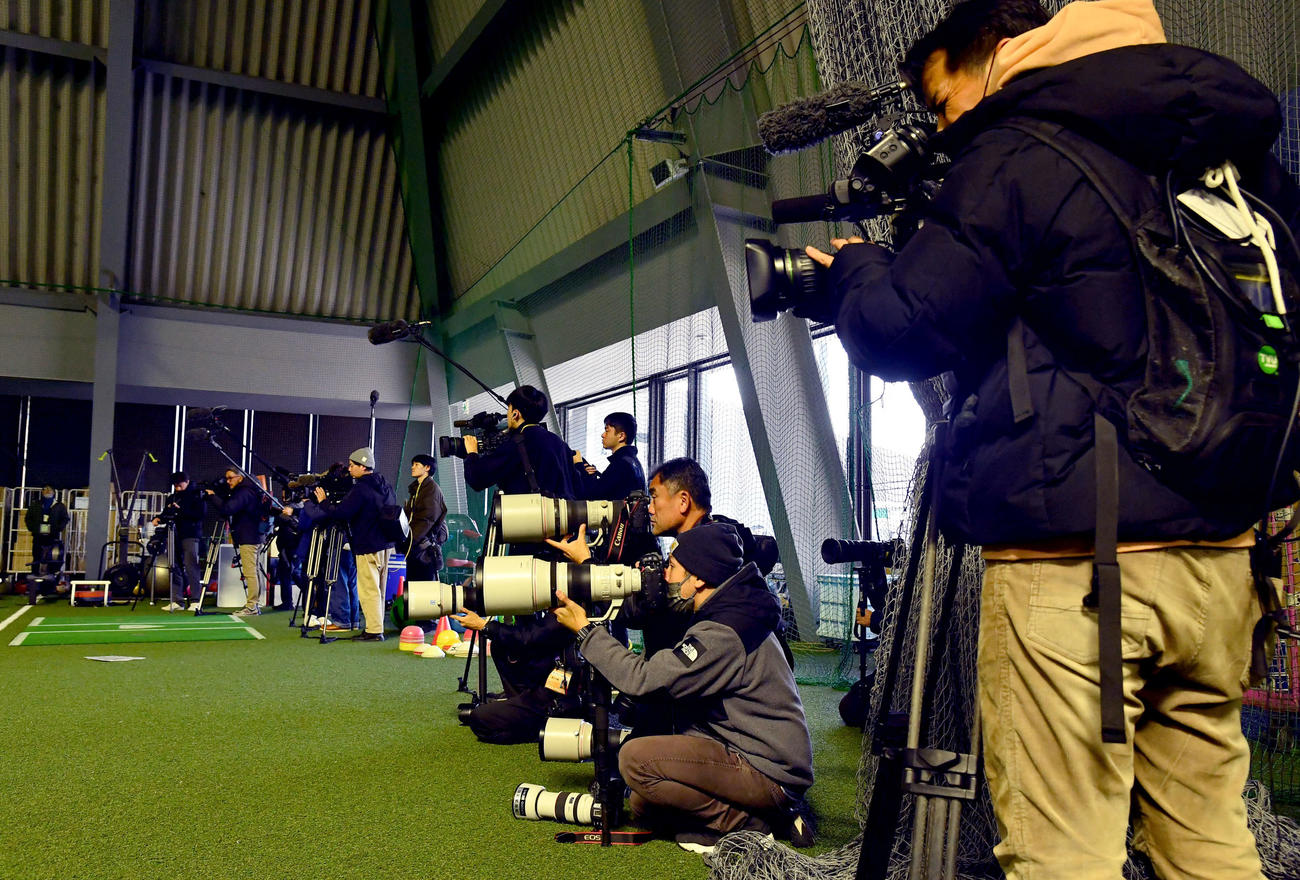 ソフトバンク山川の自主トレ公開に集まる報道陣（撮影・岩下翔太）