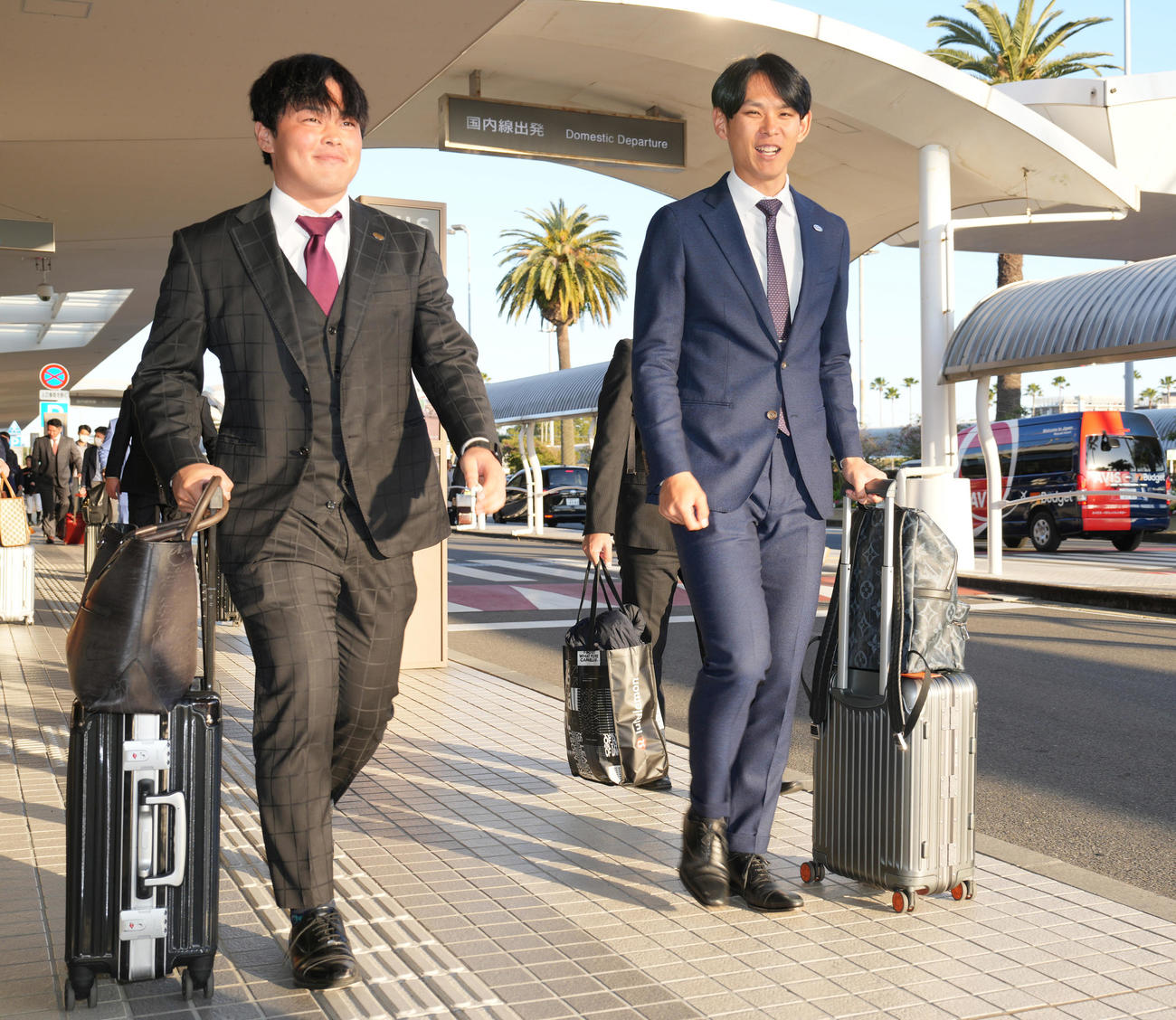 宮崎空港に到着し、バスへ向かう巨人高橋礼（右）（撮影・鈴木みどり）