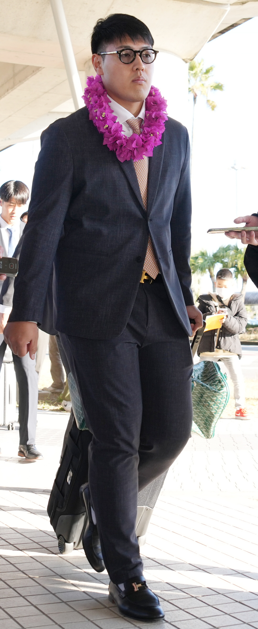 宮崎空港に到着し、バスへ向かう巨人岡本和（撮影・鈴木みどり）