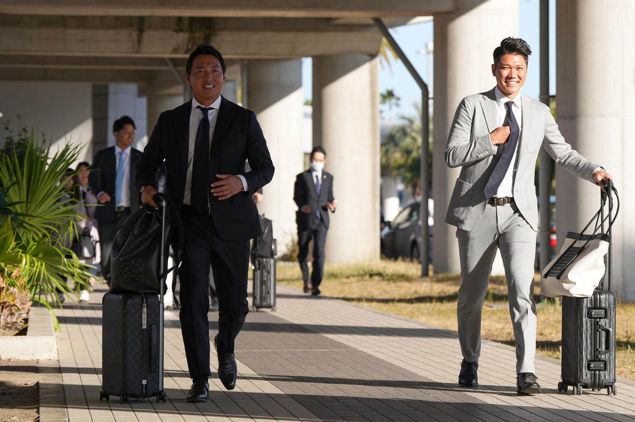 宮崎空港に到着し、談笑しながらバスへ向かう巨人坂本（右）と長野（撮影・鈴木みどり）