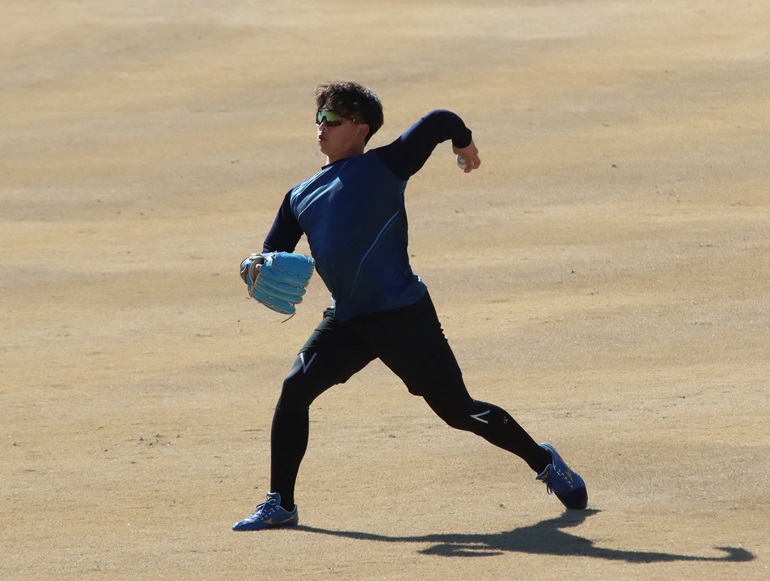 キャッチボールする日本ハム細野（撮影・永野高輔）
