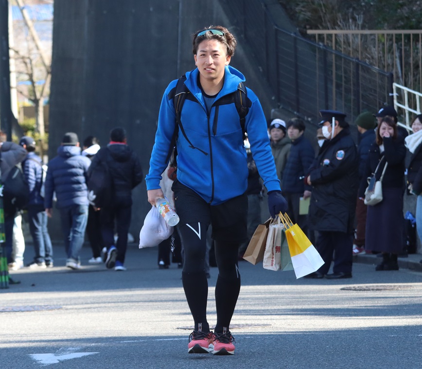 新人合同自主トレ後、ファンからたくさんのプレゼントをもらい引き揚げる日本ハム細野（撮影・永野高輔）