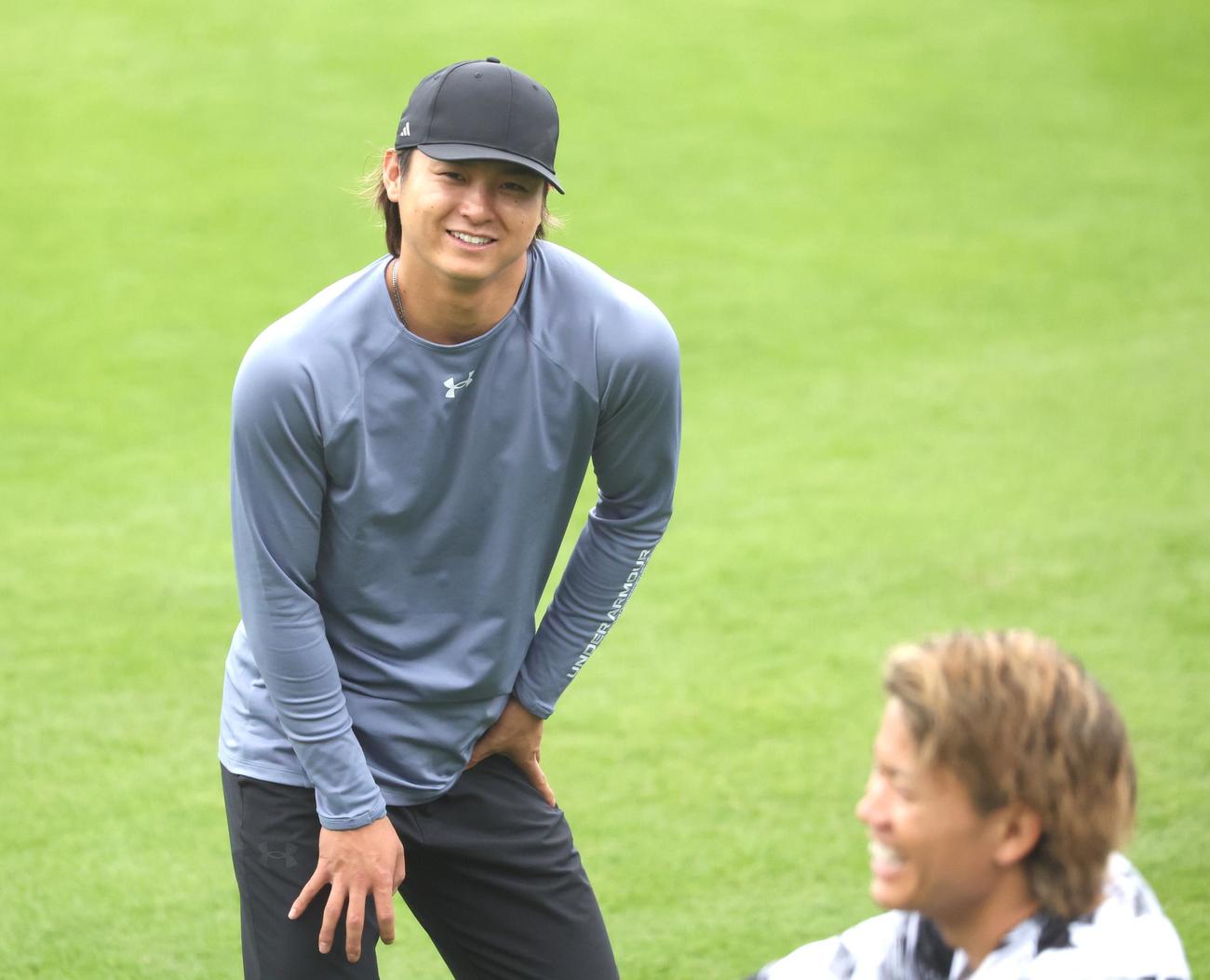 練習中、笑顔の日本ハム田中瑛（撮影・黒川智章）