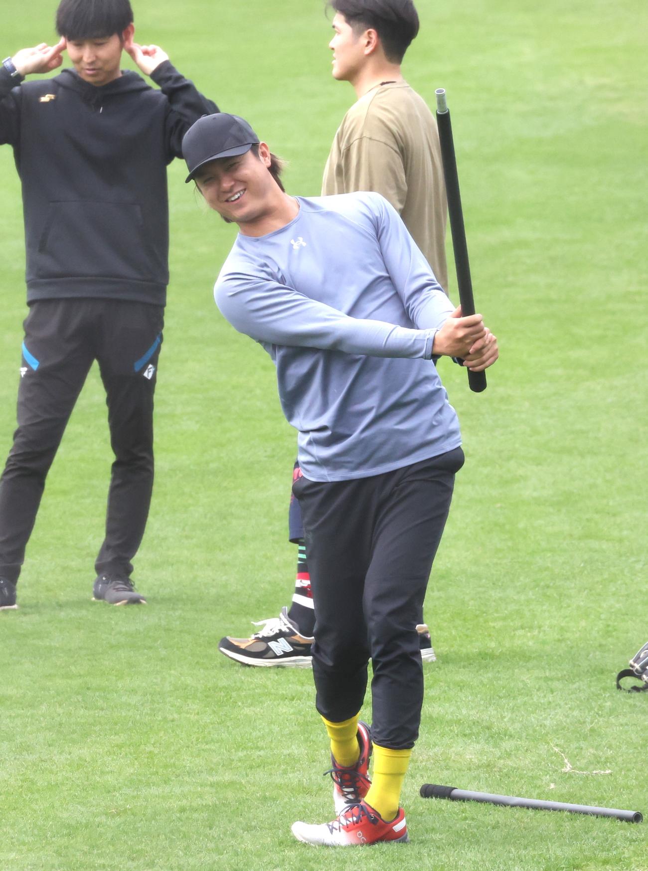 練習中、笑顔の日本ハム田中瑛（撮影・黒川智章）