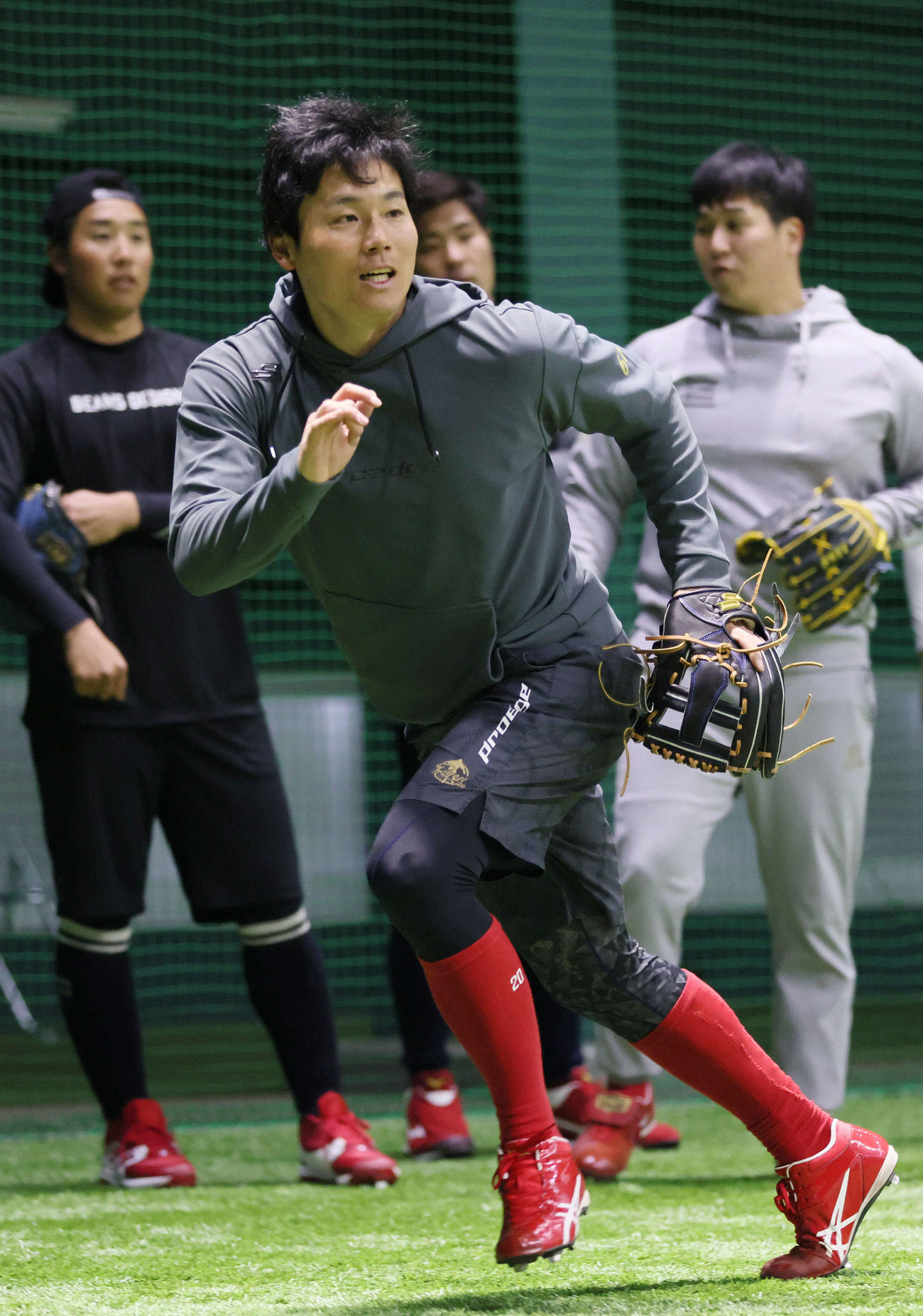 合同自主トレに合流、ノックを受ける広島栗林。荷物が届かず、ウエアなどほぼ借り物で参加（撮影・加藤孝規）