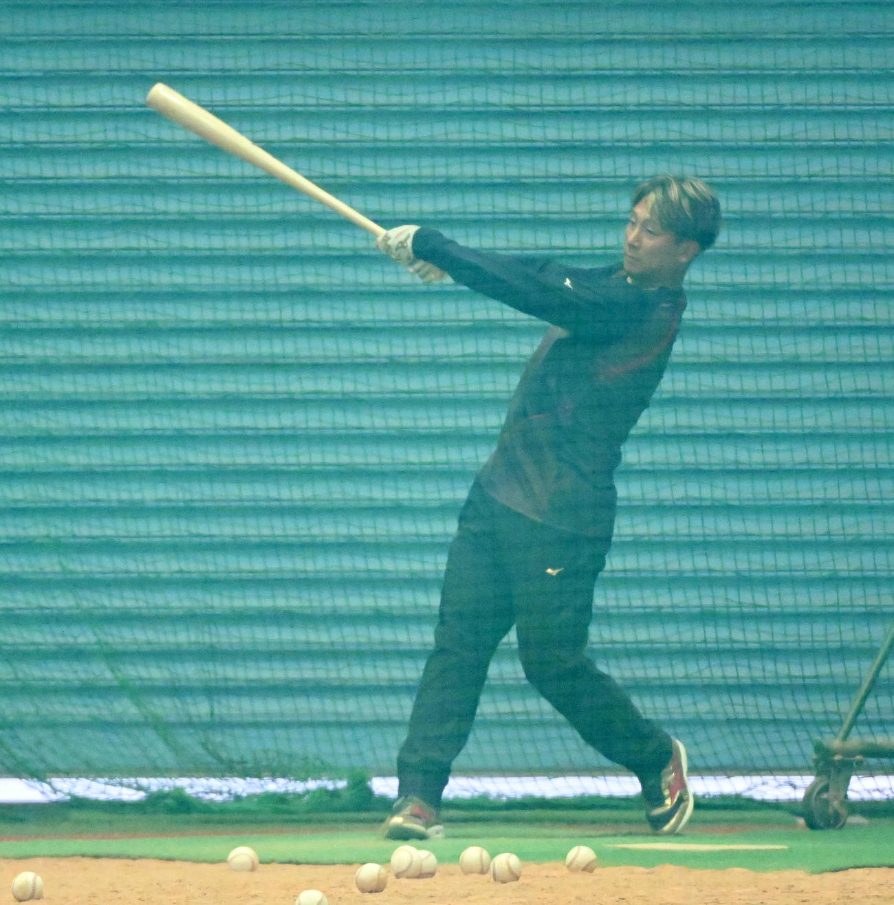 打撃練習を行うオリックス西川（撮影・前岡正明）