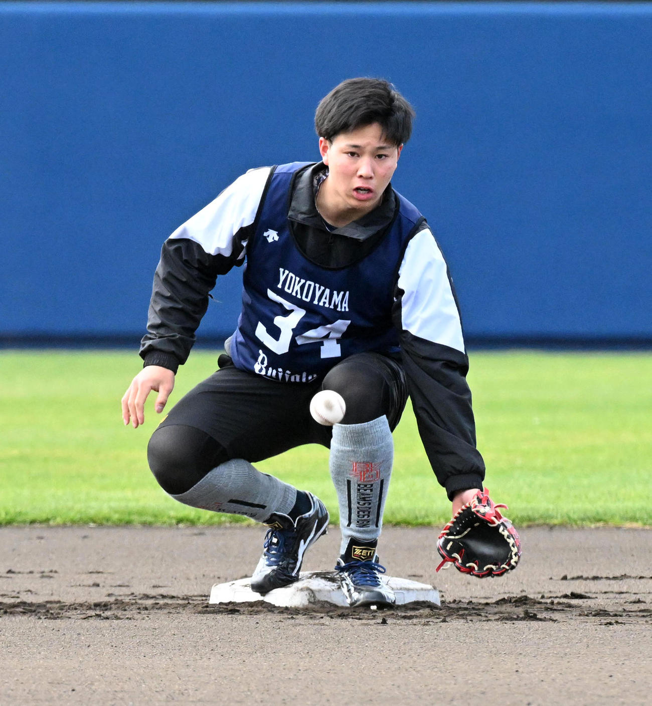 投内連係を行うオリックス横山聖（撮影・前岡正明）