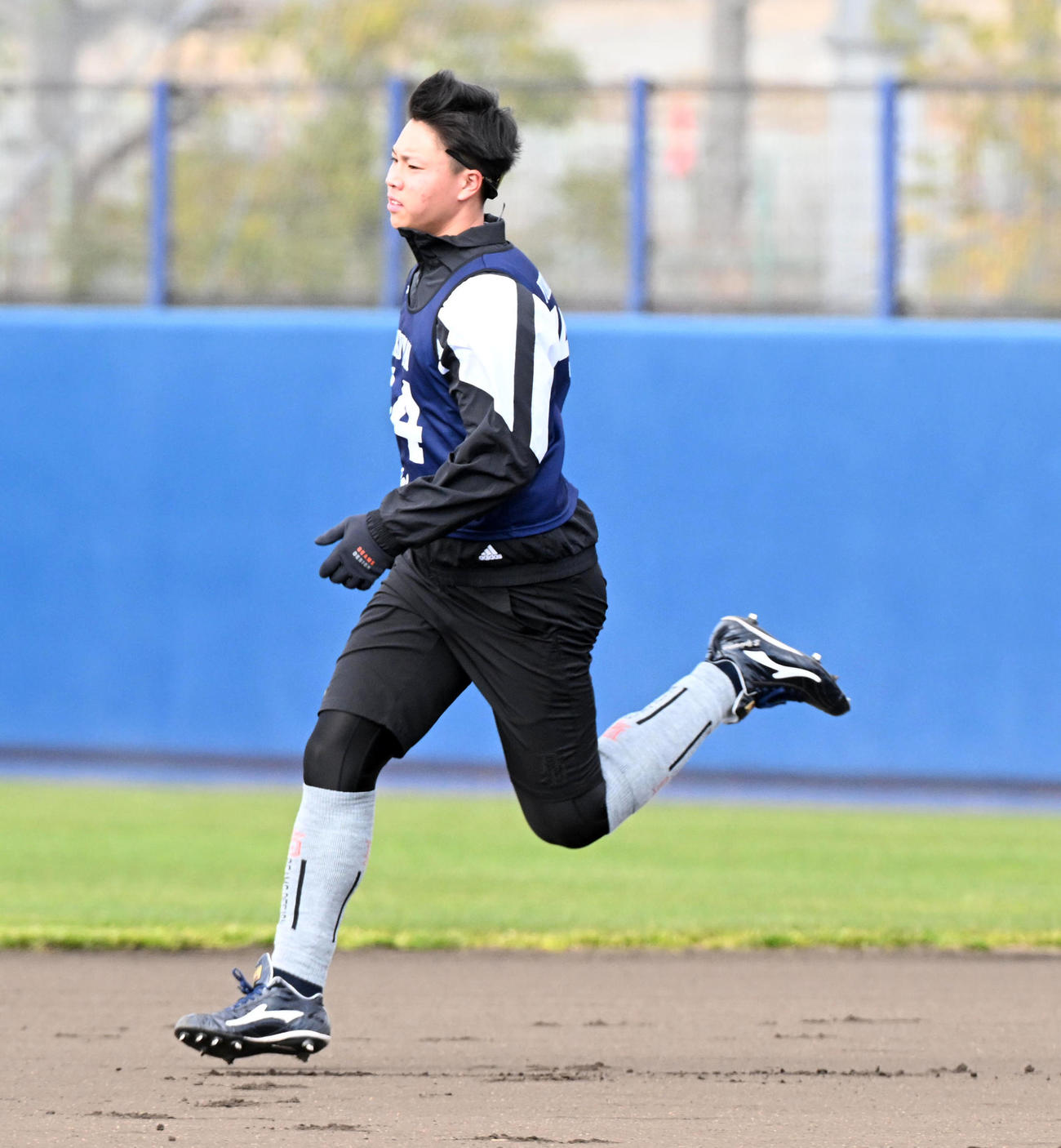 ベースランニングを行うオリックス横山聖（撮影・前岡正明）