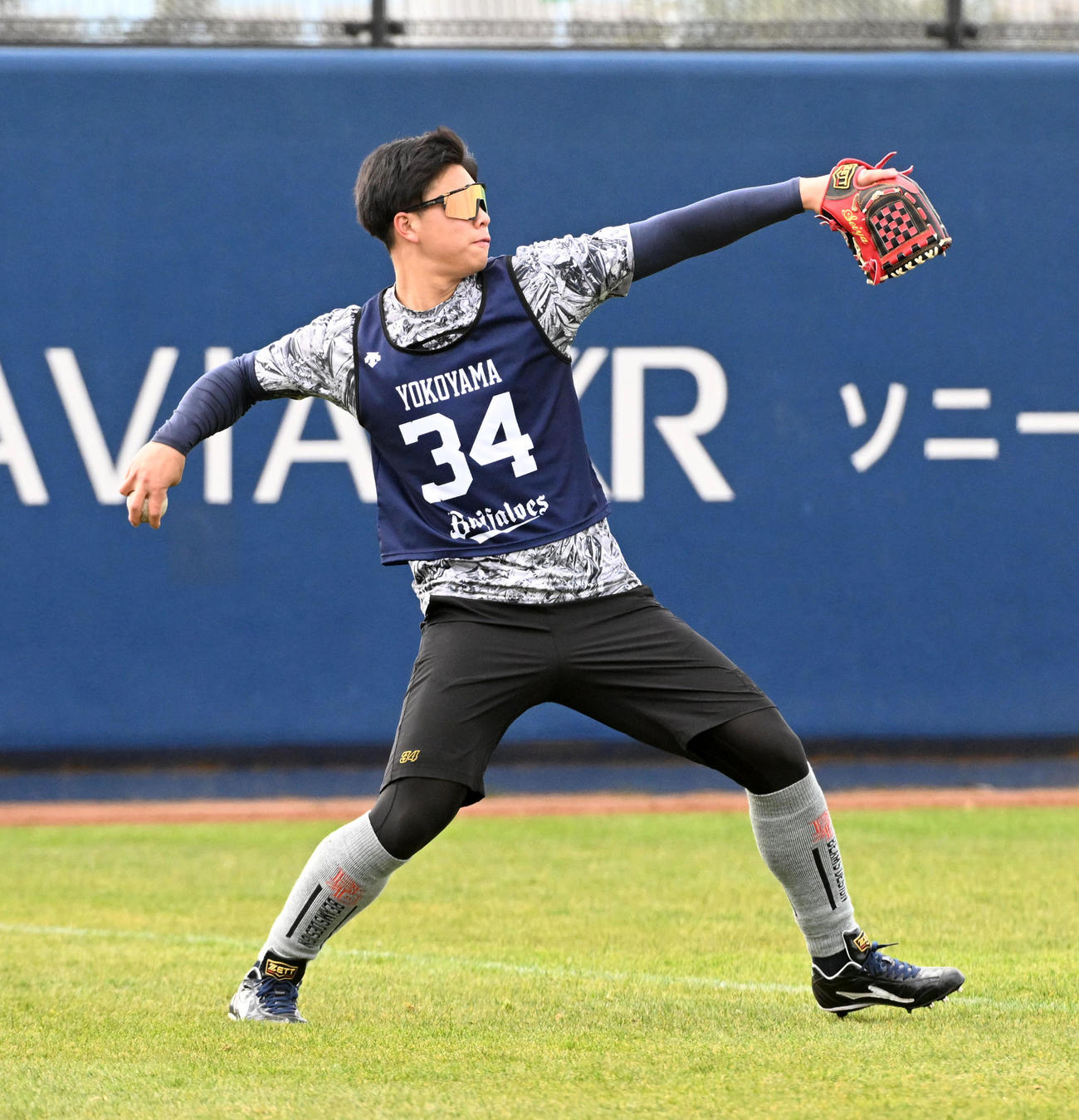キャッチボールを行うオリックス横山聖（撮影・前岡正明）