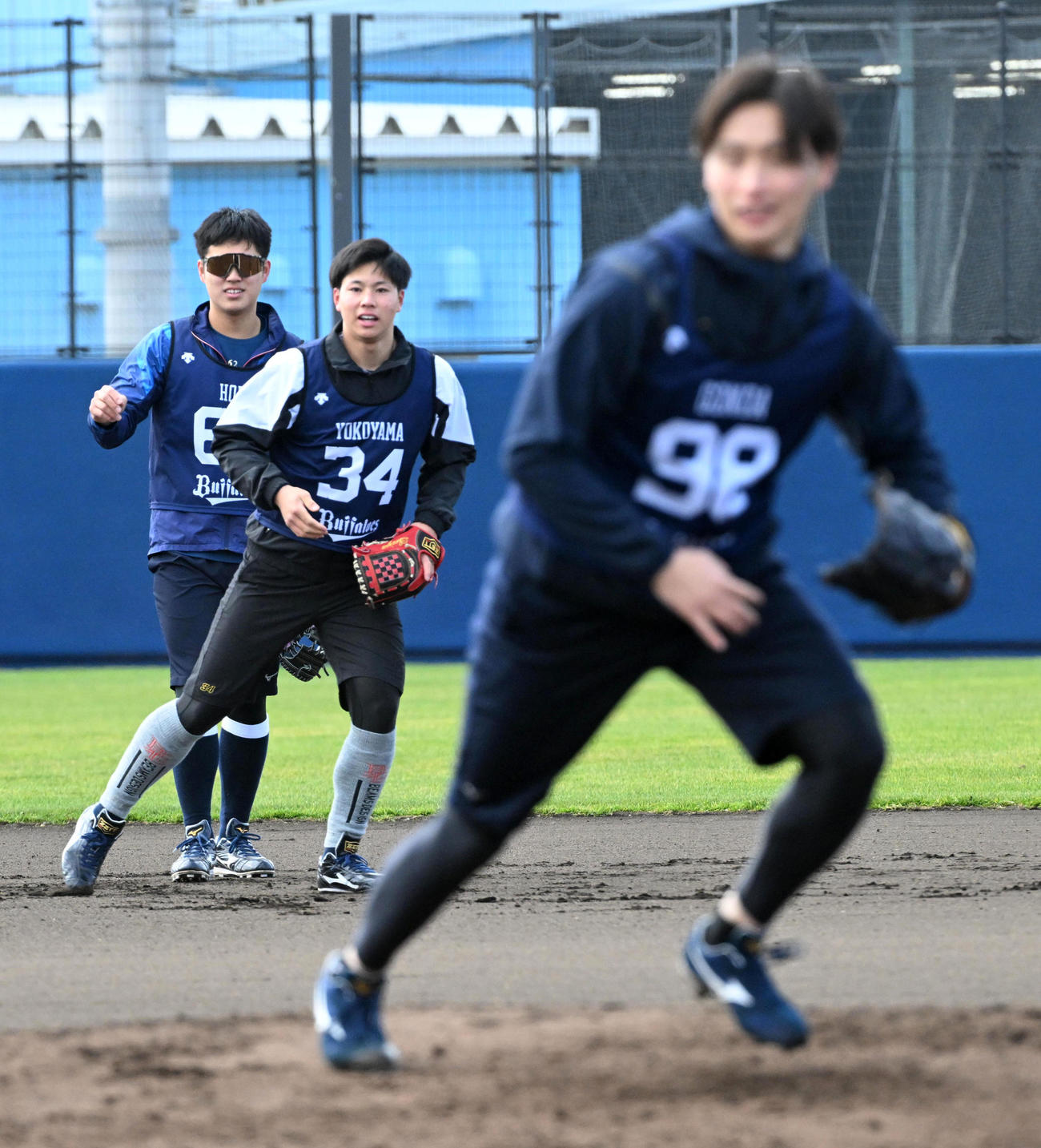 投内連係を行うオリックス横山（撮影・前岡正明）