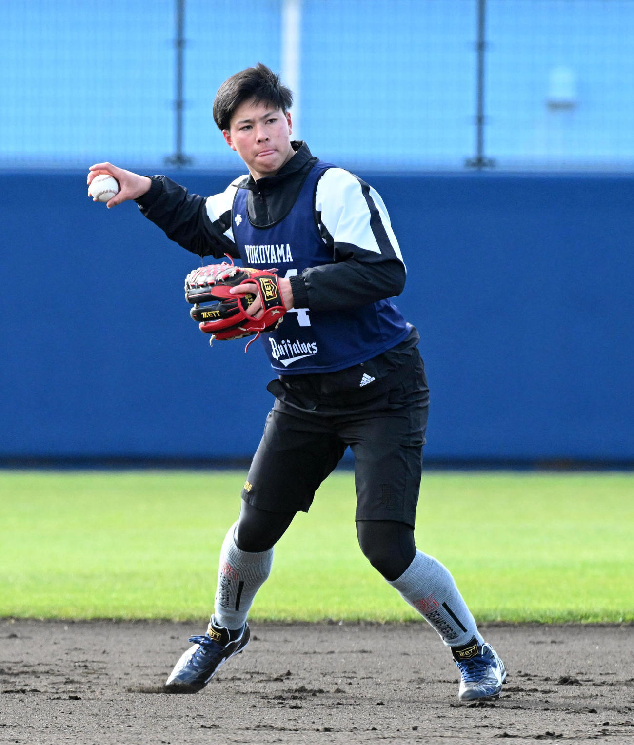 ノックを受けるオリックス横山聖（撮影・前岡正明）