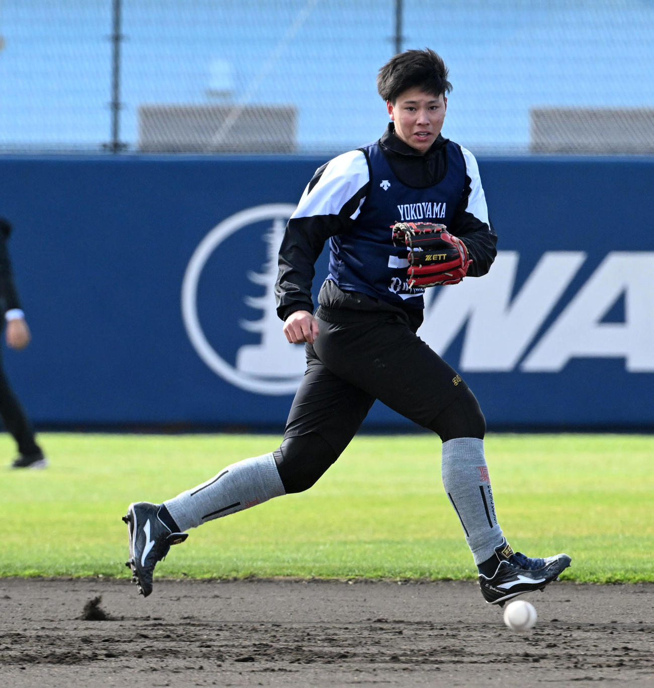 ノックを受けるオリックス横山聖（撮影・前岡正明）