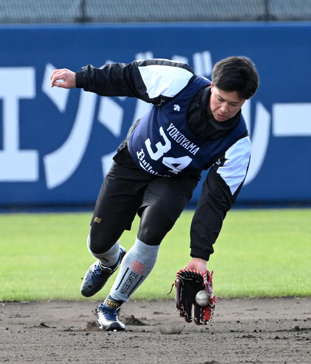 ノックを受けるオリックス横山聖（撮影・前岡正明）