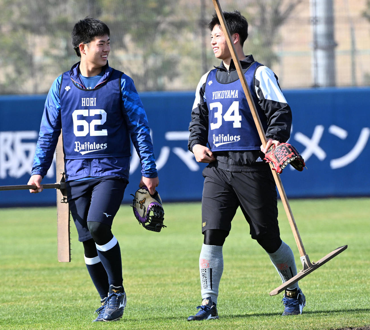 新人合同自主トレで笑顔で話すオリックス堀柊那（左）と横山聖哉（撮影・前岡正明）