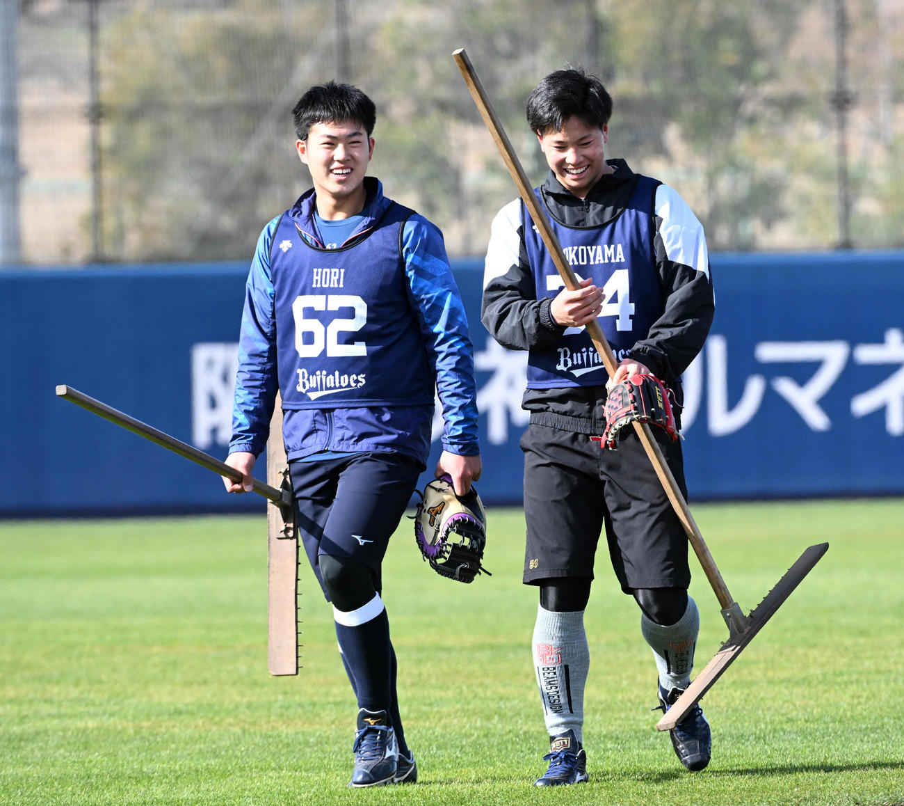 新人合同自主トレで笑顔で話すオリックス堀柊那（左）と横山聖哉（撮影・前岡正明）