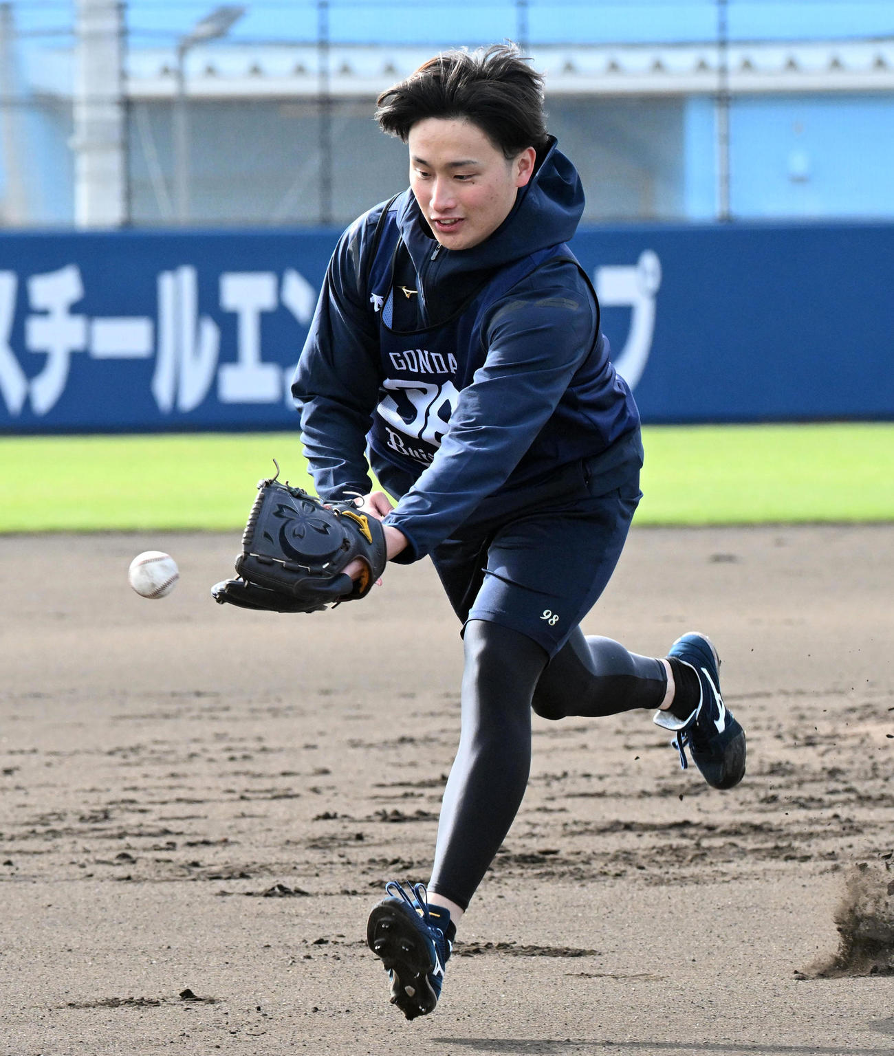 投内連係を行うオリックス権田（撮影・前岡正明）
