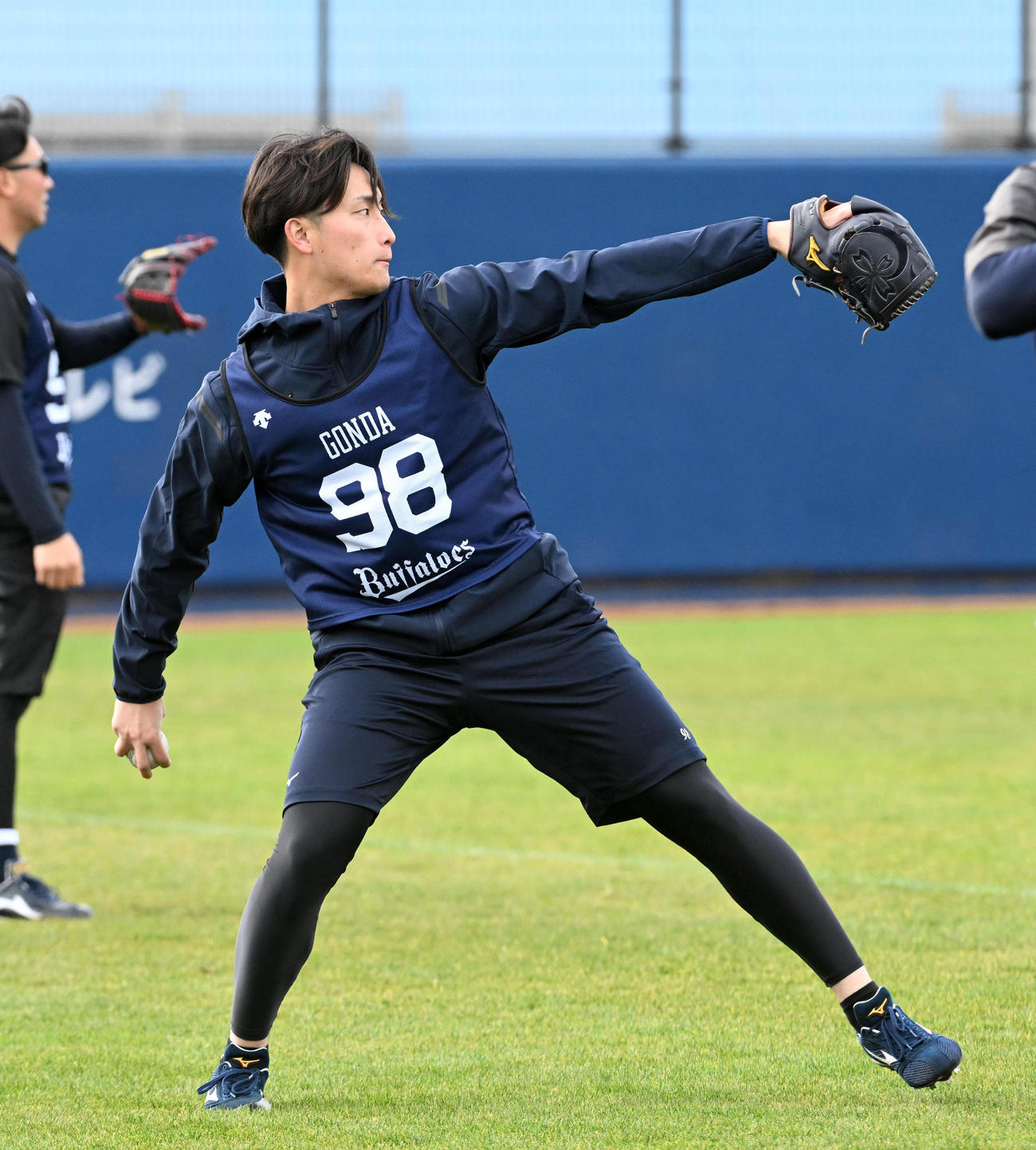 キャッチボールを行うオリックス権田（撮影・前岡正明）