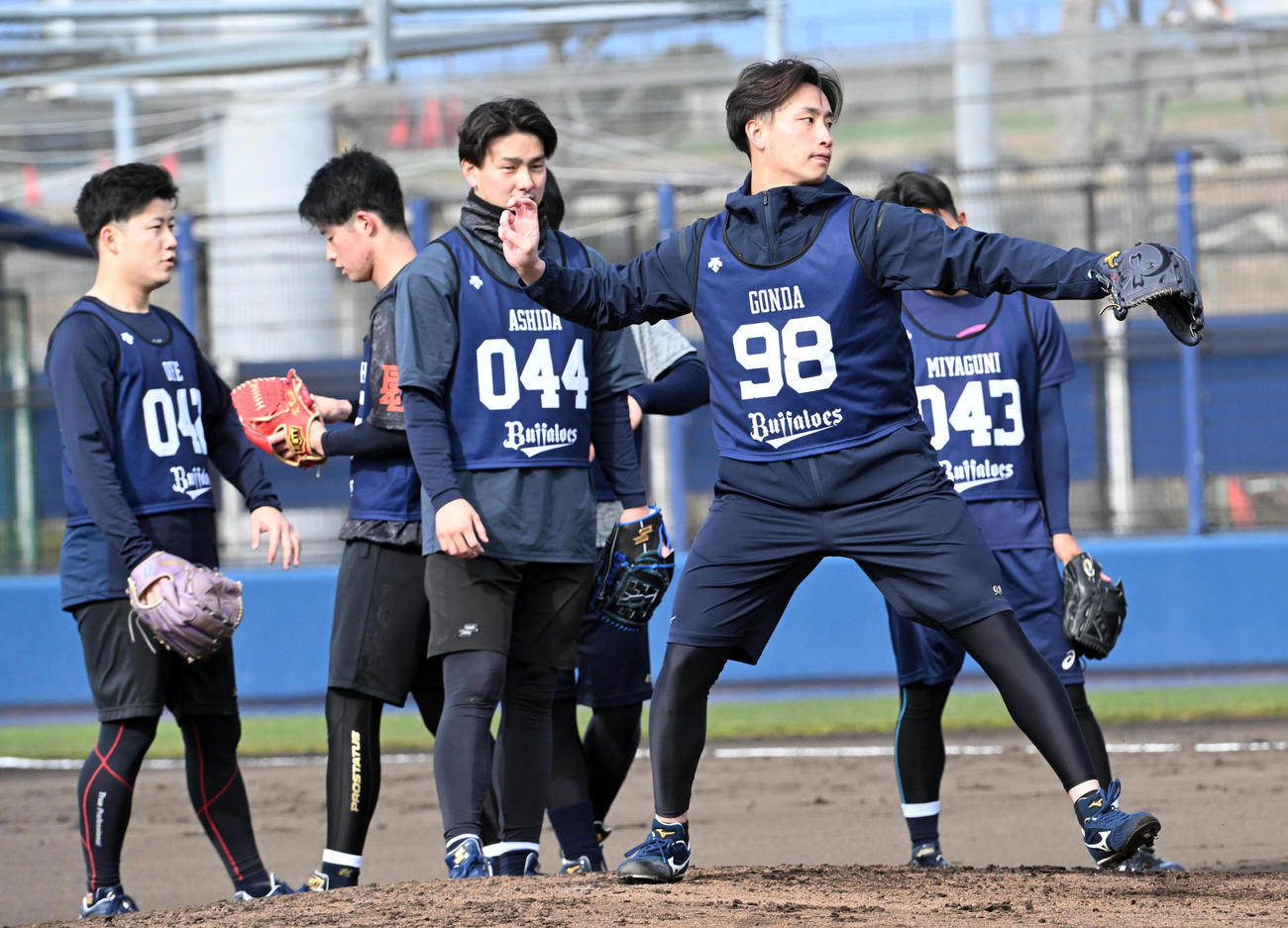 投内連係を行う権田らオリックス投手陣（撮影・前岡正明）