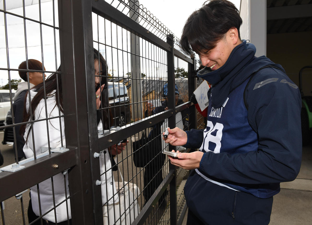 ファンにサインをするオリックス権田（撮影・前岡正明）