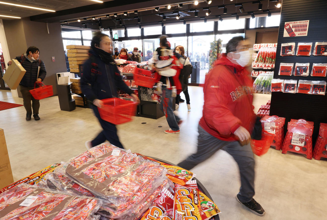 球場正面のカープグッズ売り場。開店と同時に目当てのグッズに向かって急ぐファンら（撮影・加藤孝規）